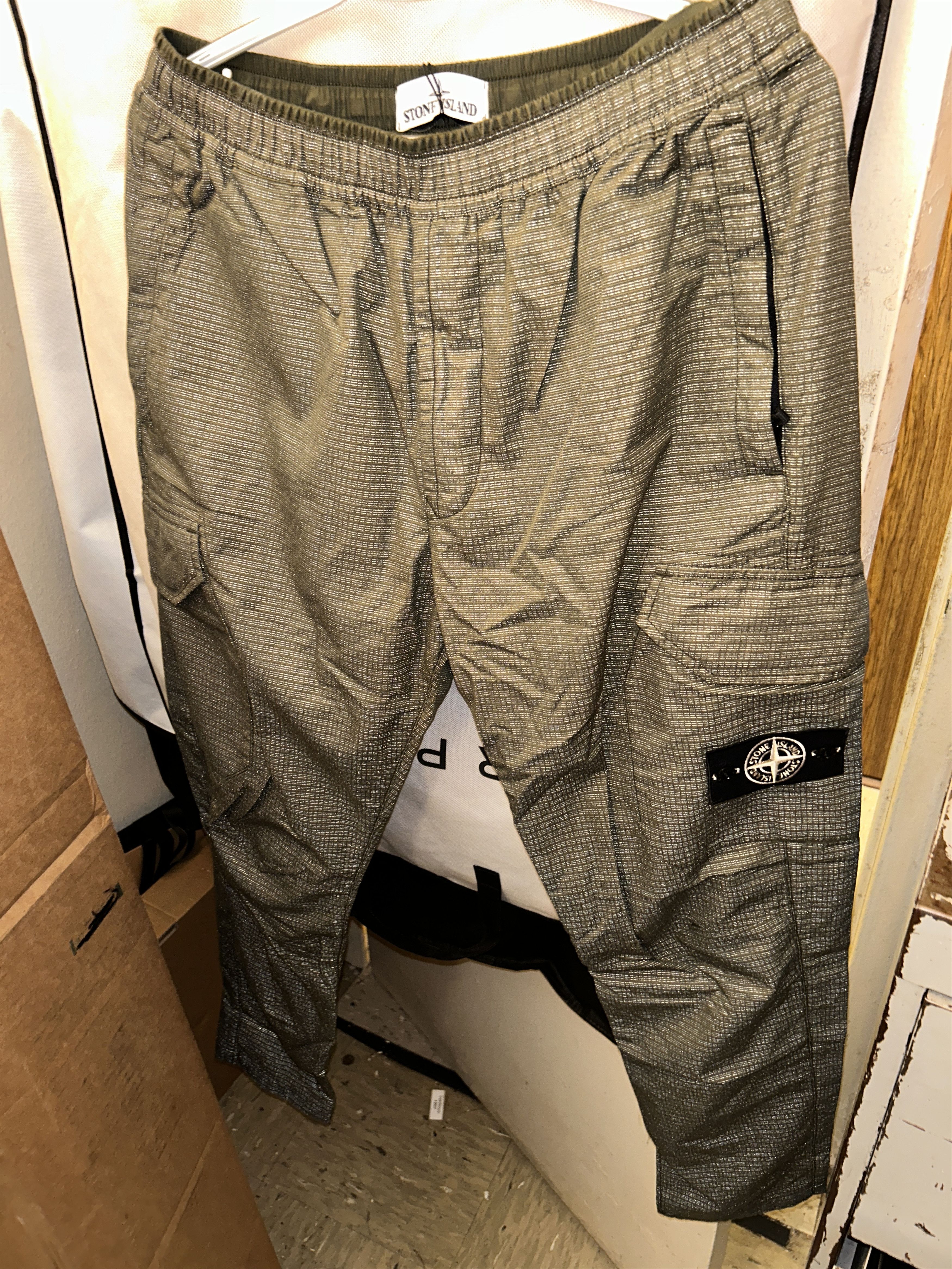 Stone Island 32398 REFLECTIVE WEAVE RIPSTOP-TC cargo pants Olive f/w 19 Size US 32 / EU 48 - 10 Thumbnail