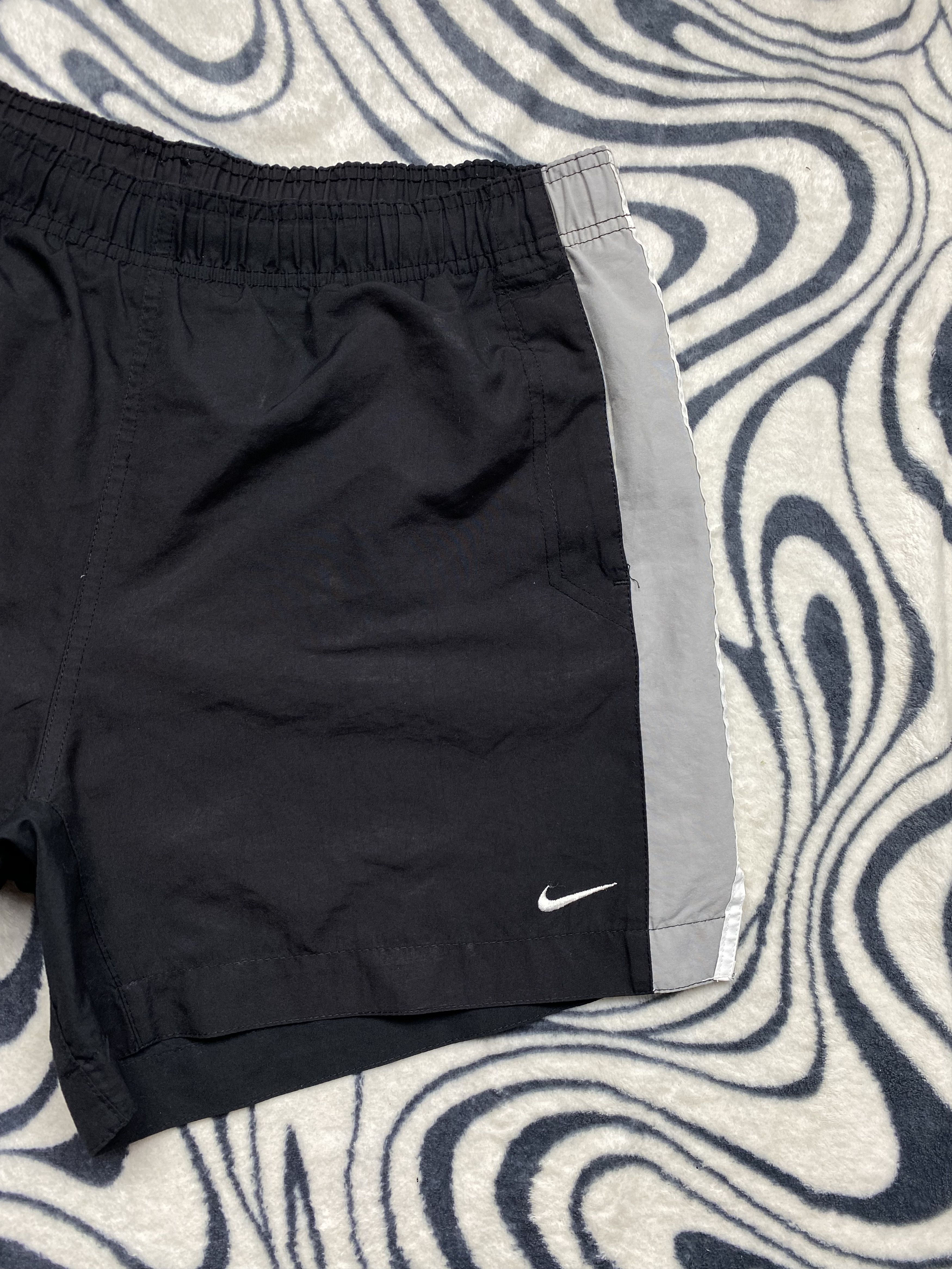 Nike × Vintage Nike Vintage Mens Nylon Shorts Y2K Size US 34 / EU 50 - 2 Thumbnail