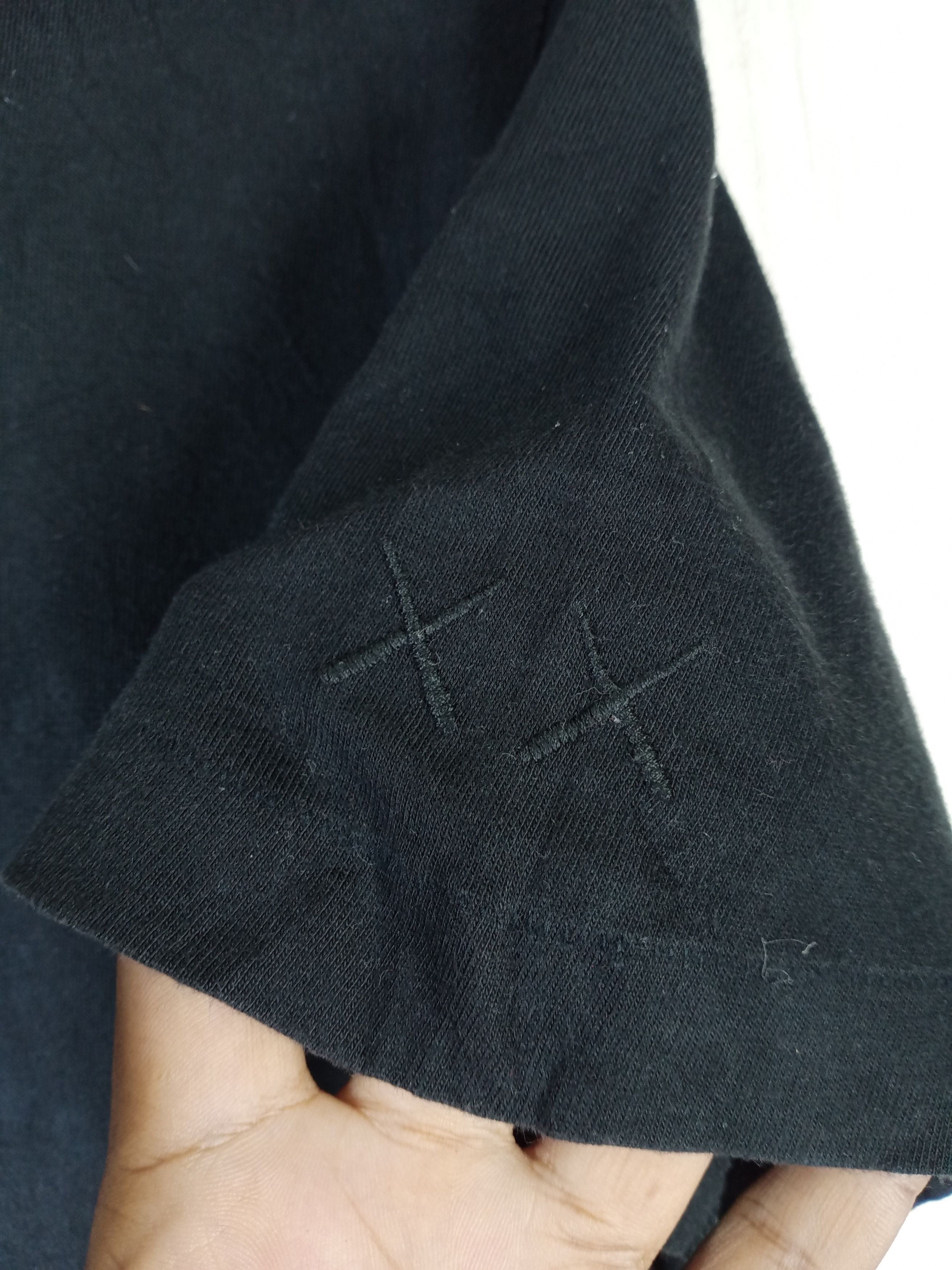 Kaws Vintage Kaws X Uniqlo Tshirt Size US M / EU 48-50 / 2 - 5 Thumbnail
