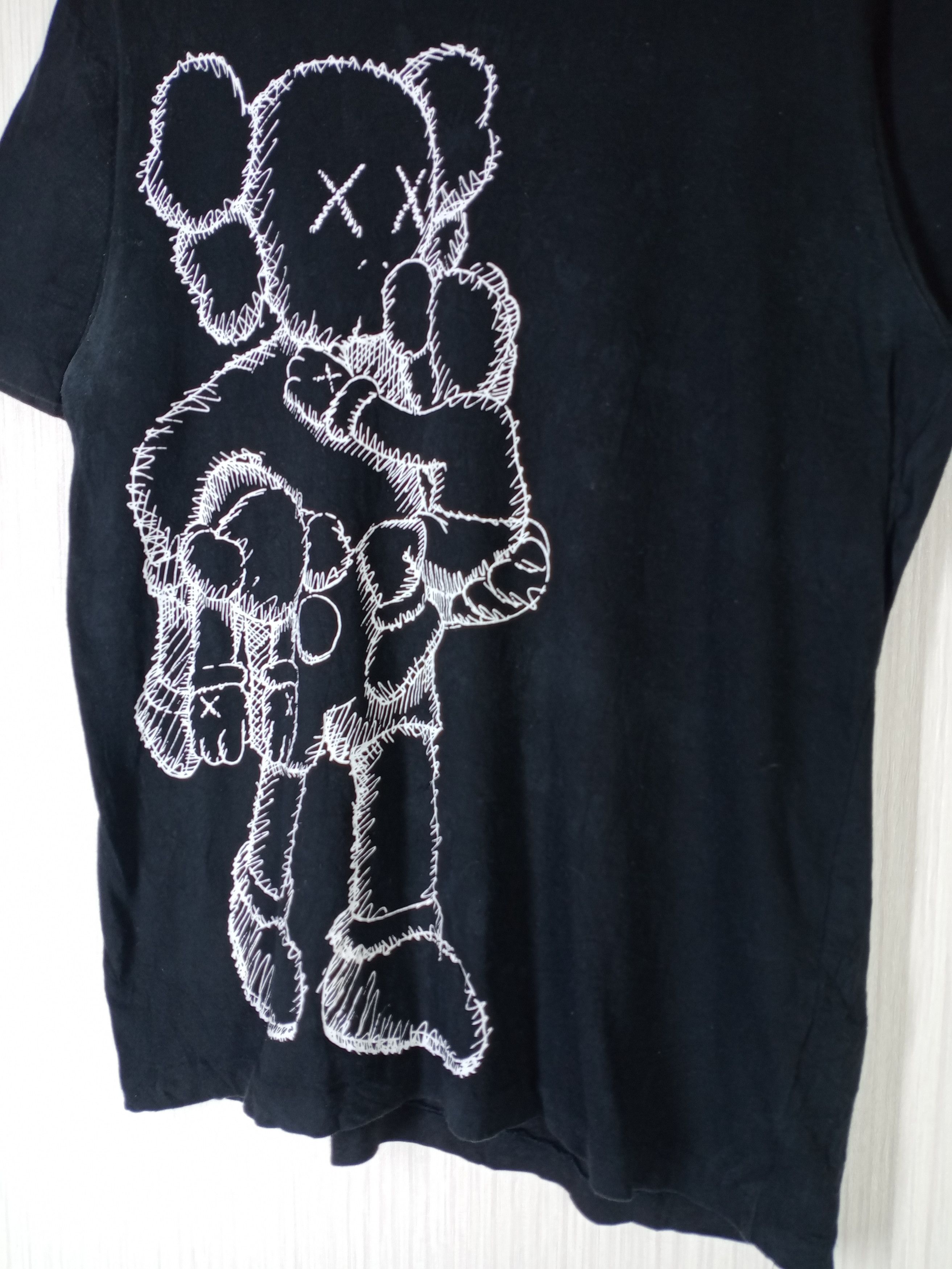 Kaws Vintage Kaws X Uniqlo Tshirt Size US M / EU 48-50 / 2 - 2 Thumbnail