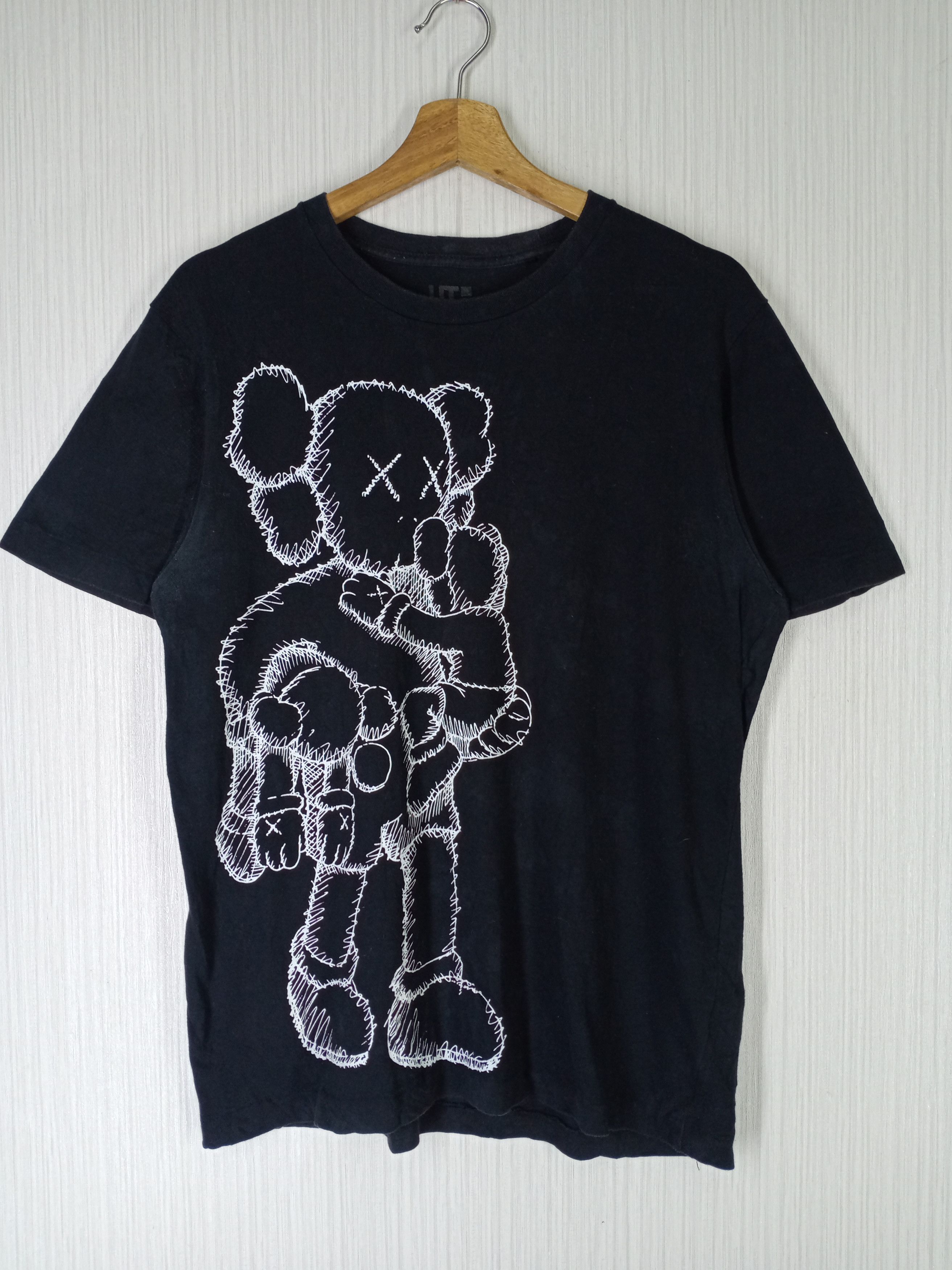 Kaws Vintage Kaws X Uniqlo Tshirt Size US M / EU 48-50 / 2 - 1 Thumbnail