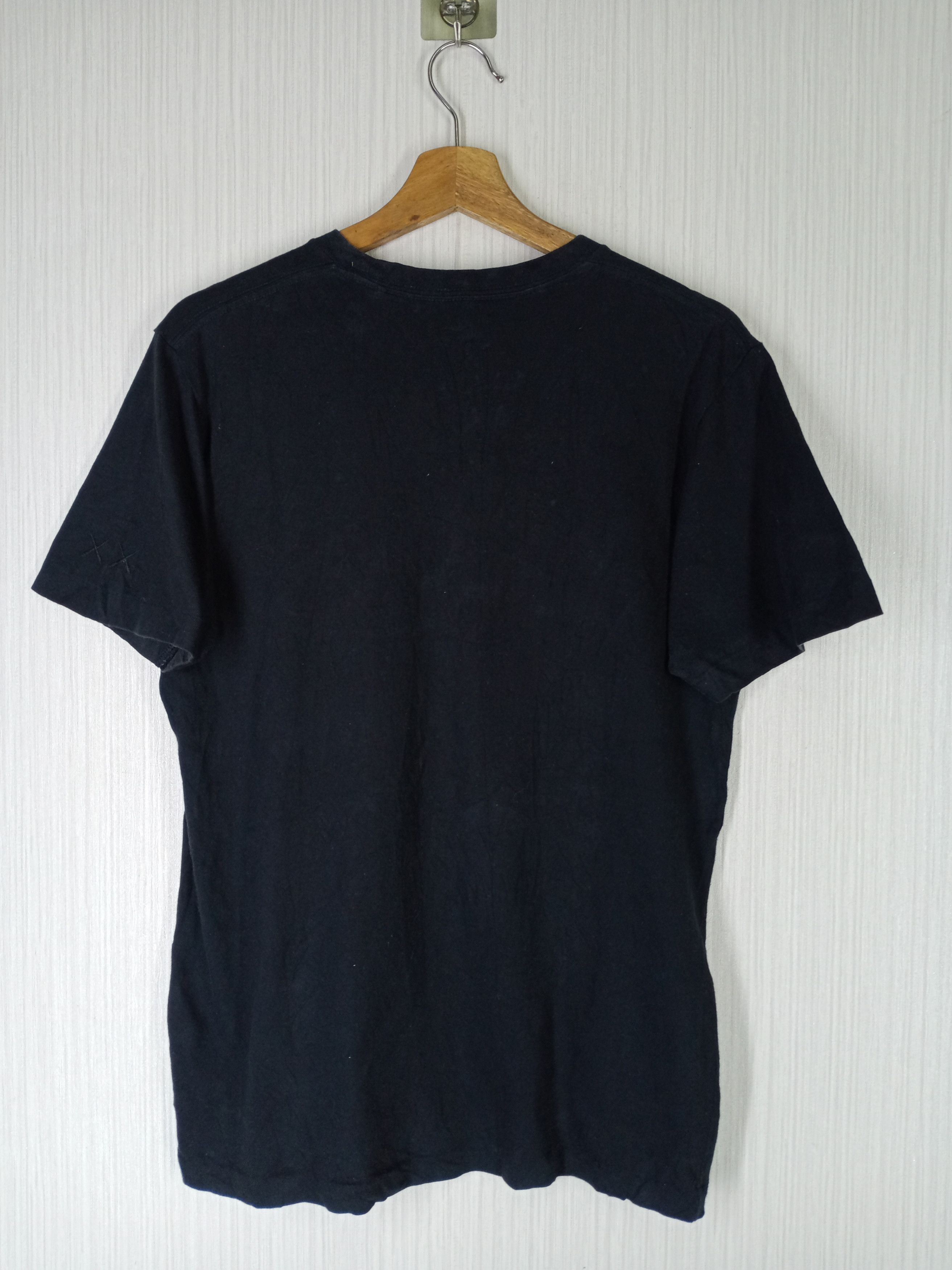 Kaws Vintage Kaws X Uniqlo Tshirt Size US M / EU 48-50 / 2 - 3 Thumbnail