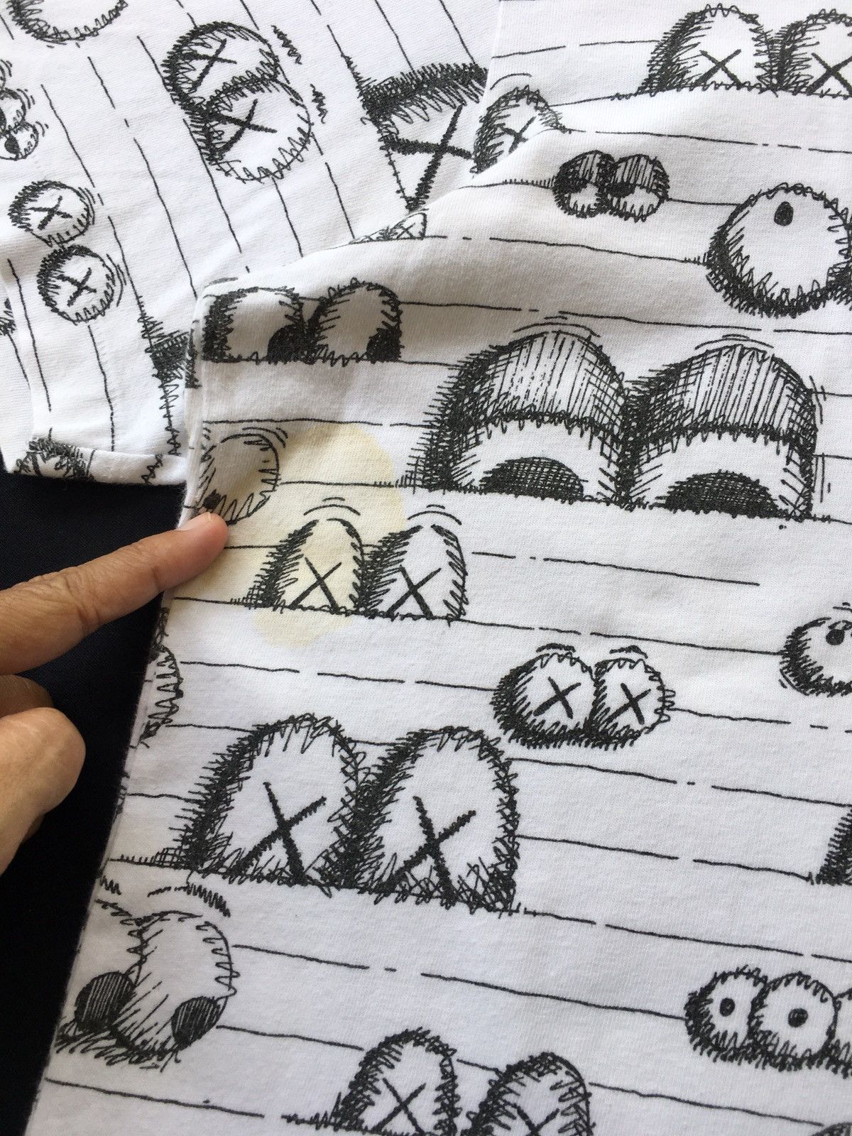 Kaws × Uniqlo Rare Uniqlo x KAWS Graphic Logo Tshirt Size US L / EU 52-54 / 3 - 5 Thumbnail