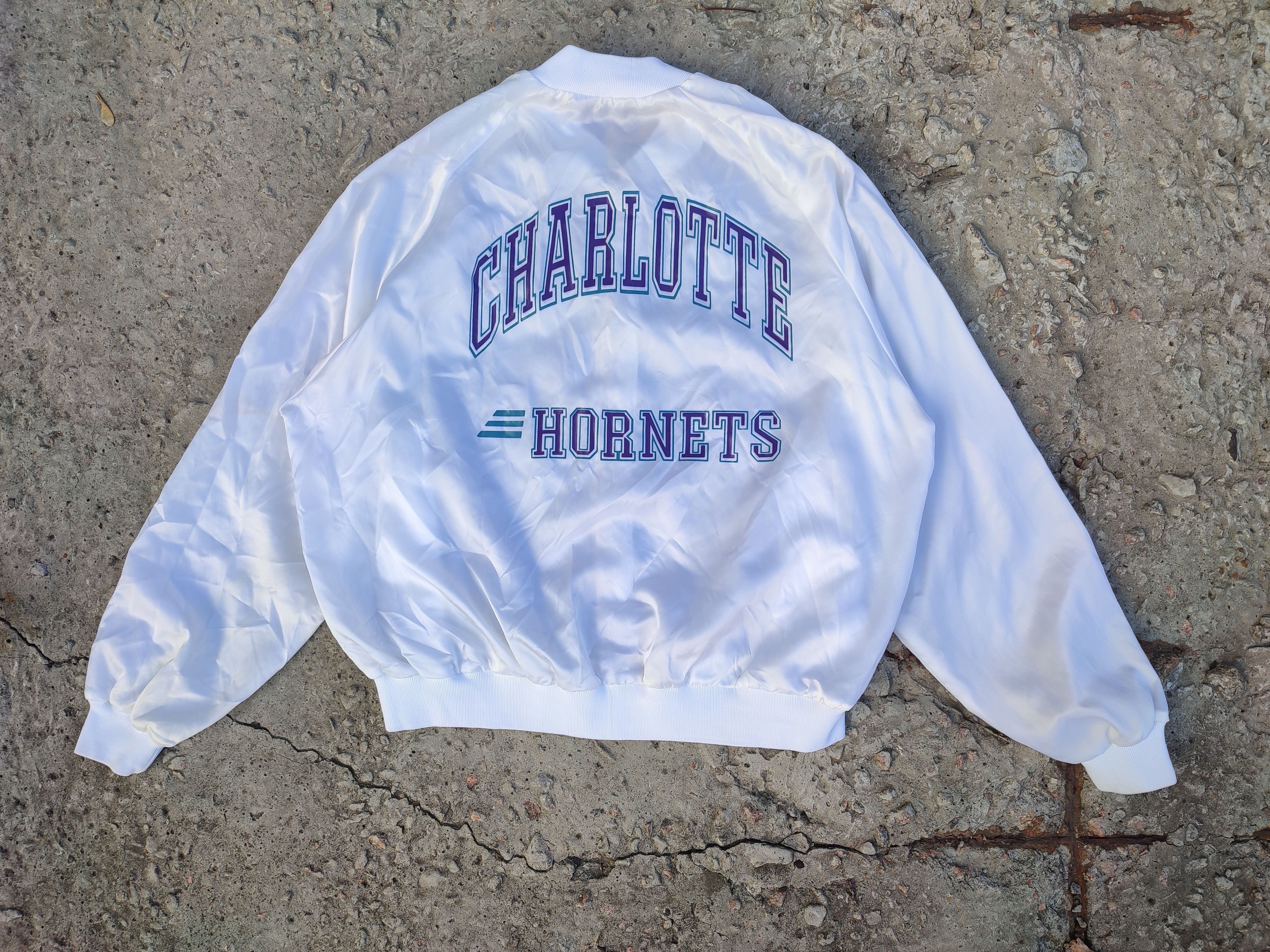 NBA Vintage Charlotte Hornets Logo Bomber Jacket Size US L / EU 52-54 / 3 - 6 Thumbnail