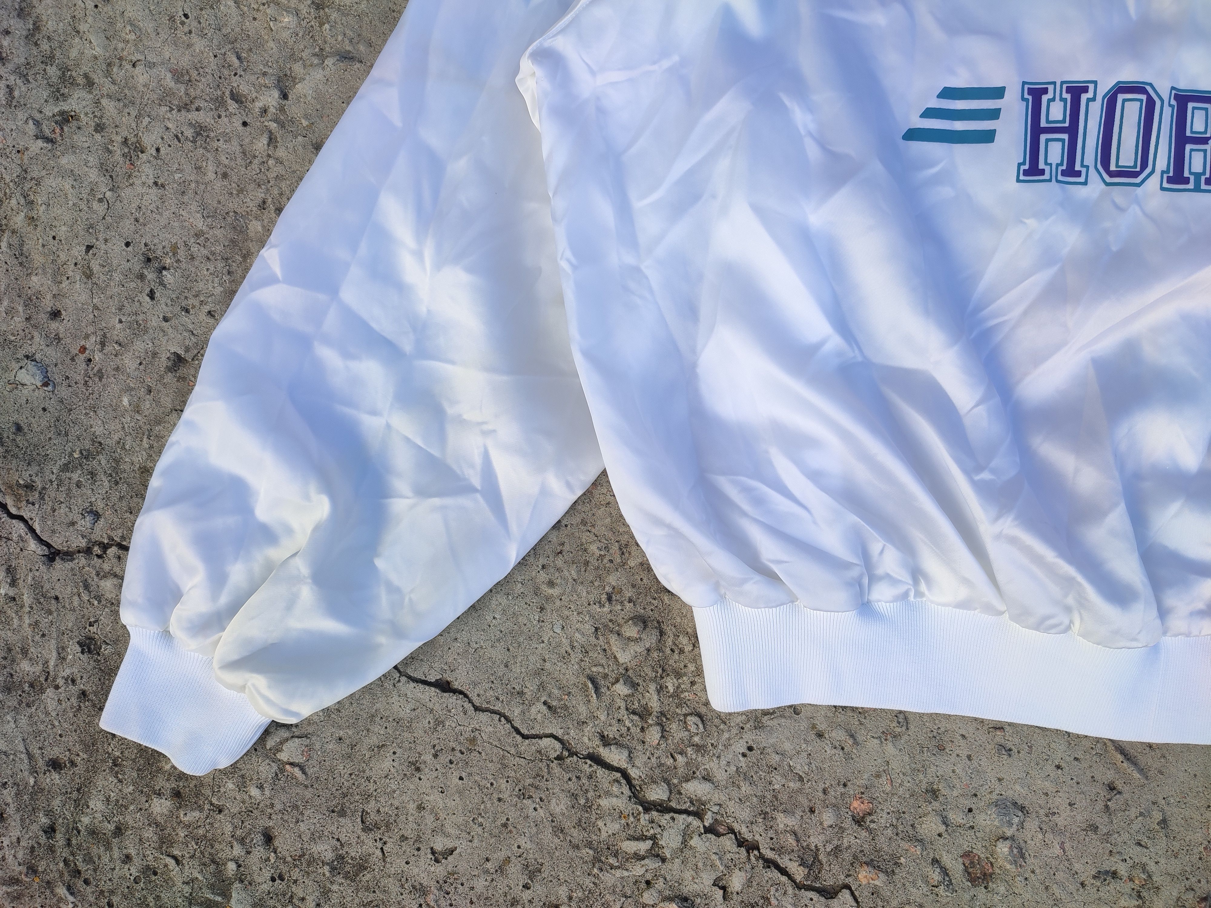 NBA Vintage Charlotte Hornets Logo Bomber Jacket Size US L / EU 52-54 / 3 - 8 Thumbnail