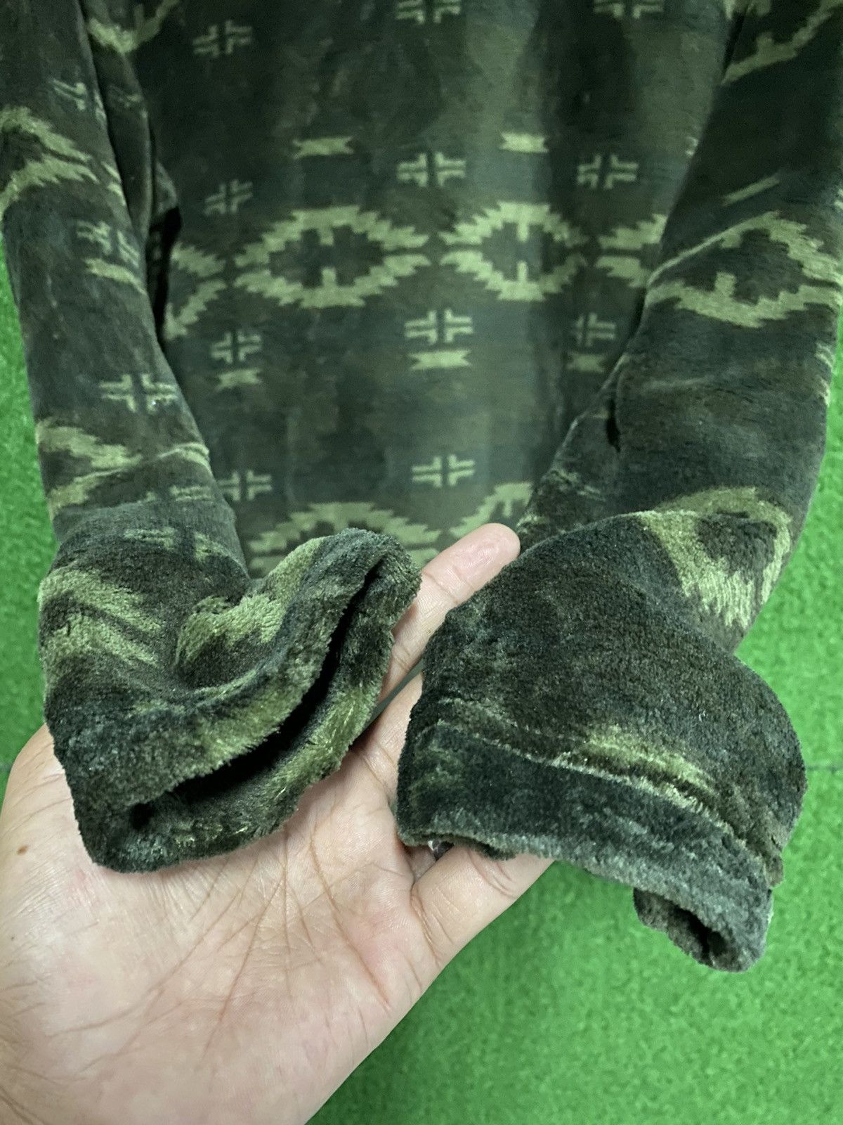 Japanese Brand × Uniqlo UNIQLO NATIVE PRINTED FLEECE SHIRT Size US M / EU 48-50 / 2 - 4 Thumbnail