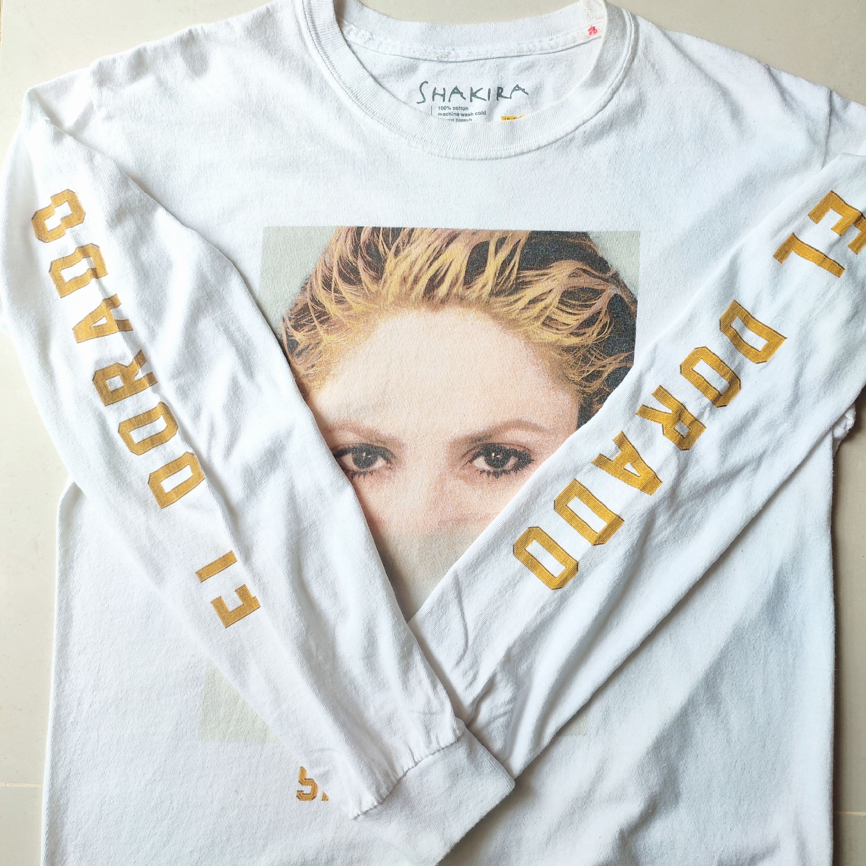 Band Tees SHAKIRA Famous Singer Long Sleeve Tshirt Size US M / EU 48-50 / 2 - 3 Thumbnail