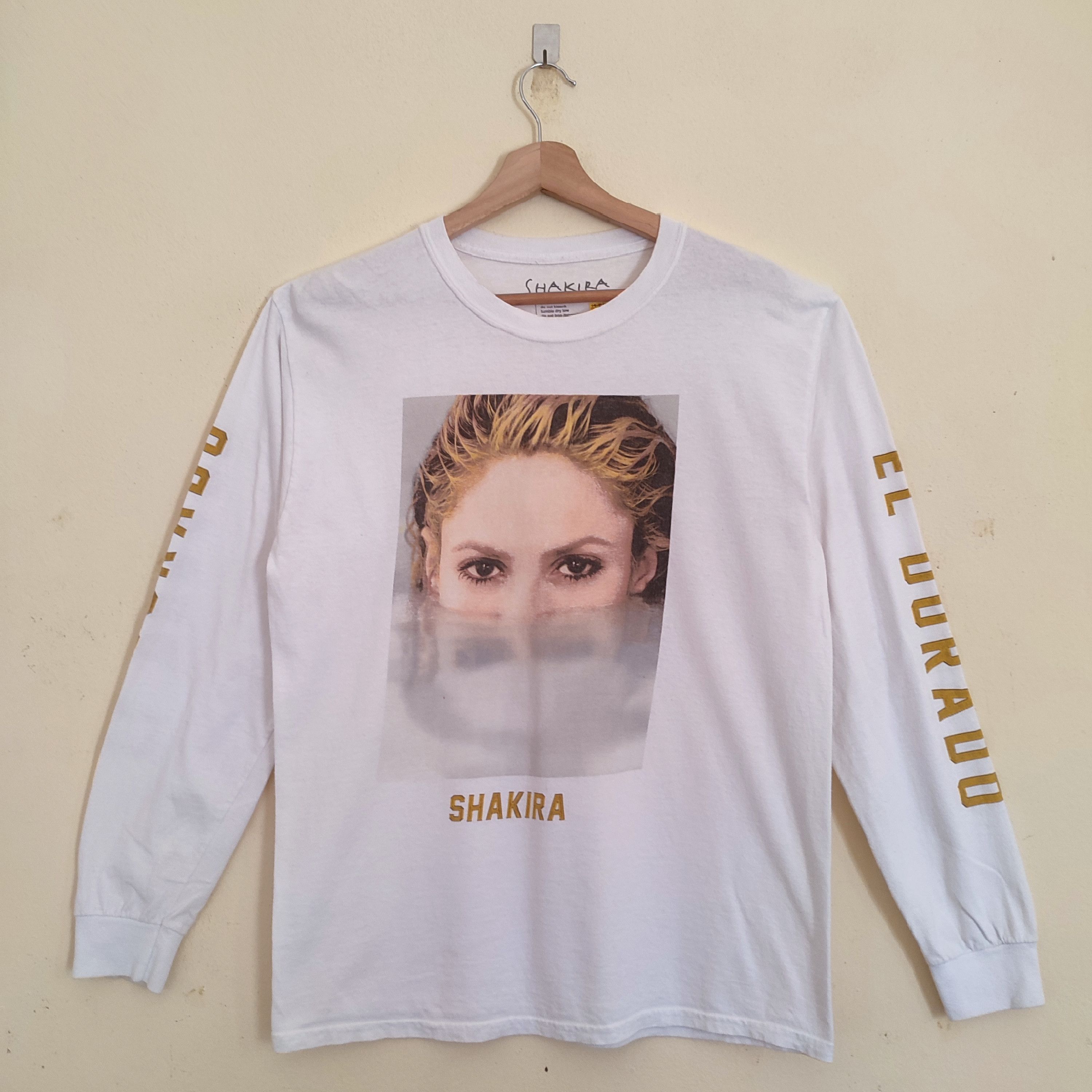 Band Tees SHAKIRA Famous Singer Long Sleeve Tshirt Size US M / EU 48-50 / 2 - 1 Thumbnail