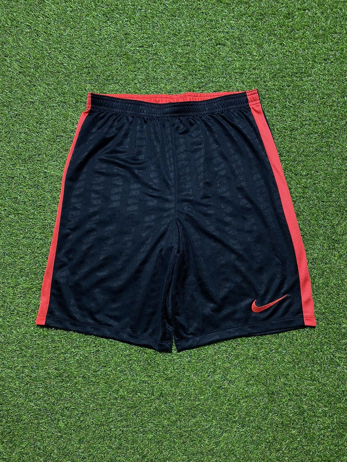 Nike Vintage Nike shorts streetwear swoosh casual y2k size M Size US 32 / EU 48 - 1 Thumbnail