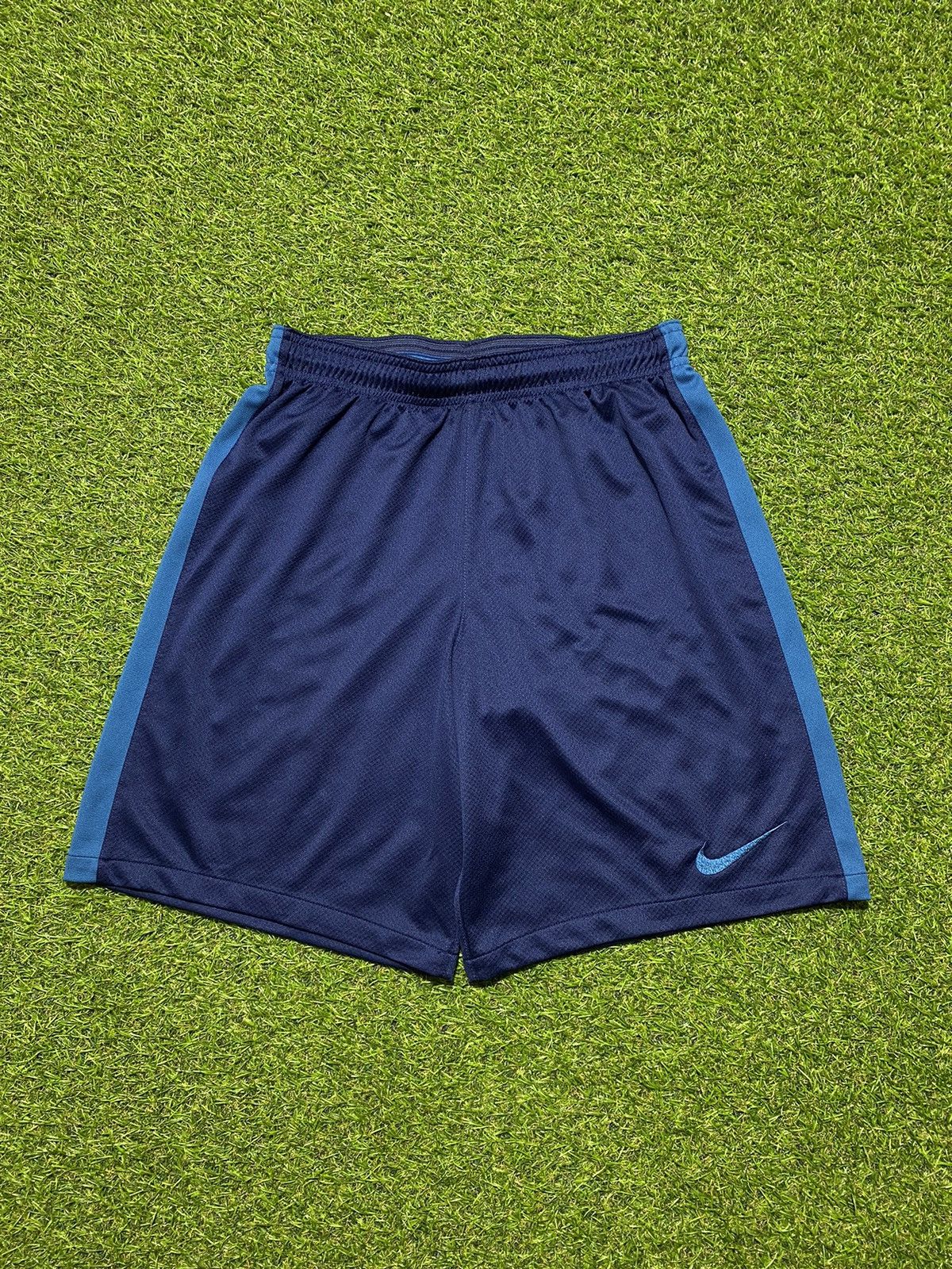 Nike Vintage Nike shorts streetwear swoosh casual y2k size M Size US 32 / EU 48 - 1 Thumbnail