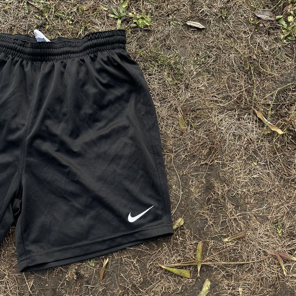 Vintage Vintage Y2K Nike Swoosh Shorts Streetwear Skate Black 32 Size US 32 / EU 48 - 2 Thumbnail