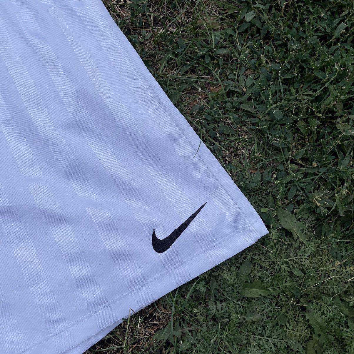 Vintage Vintage 90s Nike Swoosh Shorts Streetwear Skate White 35 Size US 35 - 2 Thumbnail
