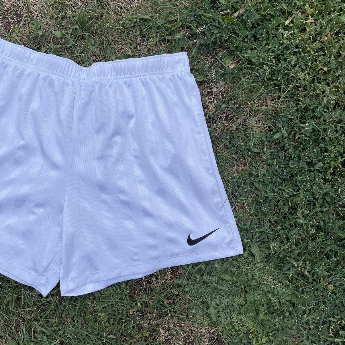 Vintage Vintage 90s Nike Swoosh Shorts Streetwear Skate White 35 Size US 35 - 1 Thumbnail
