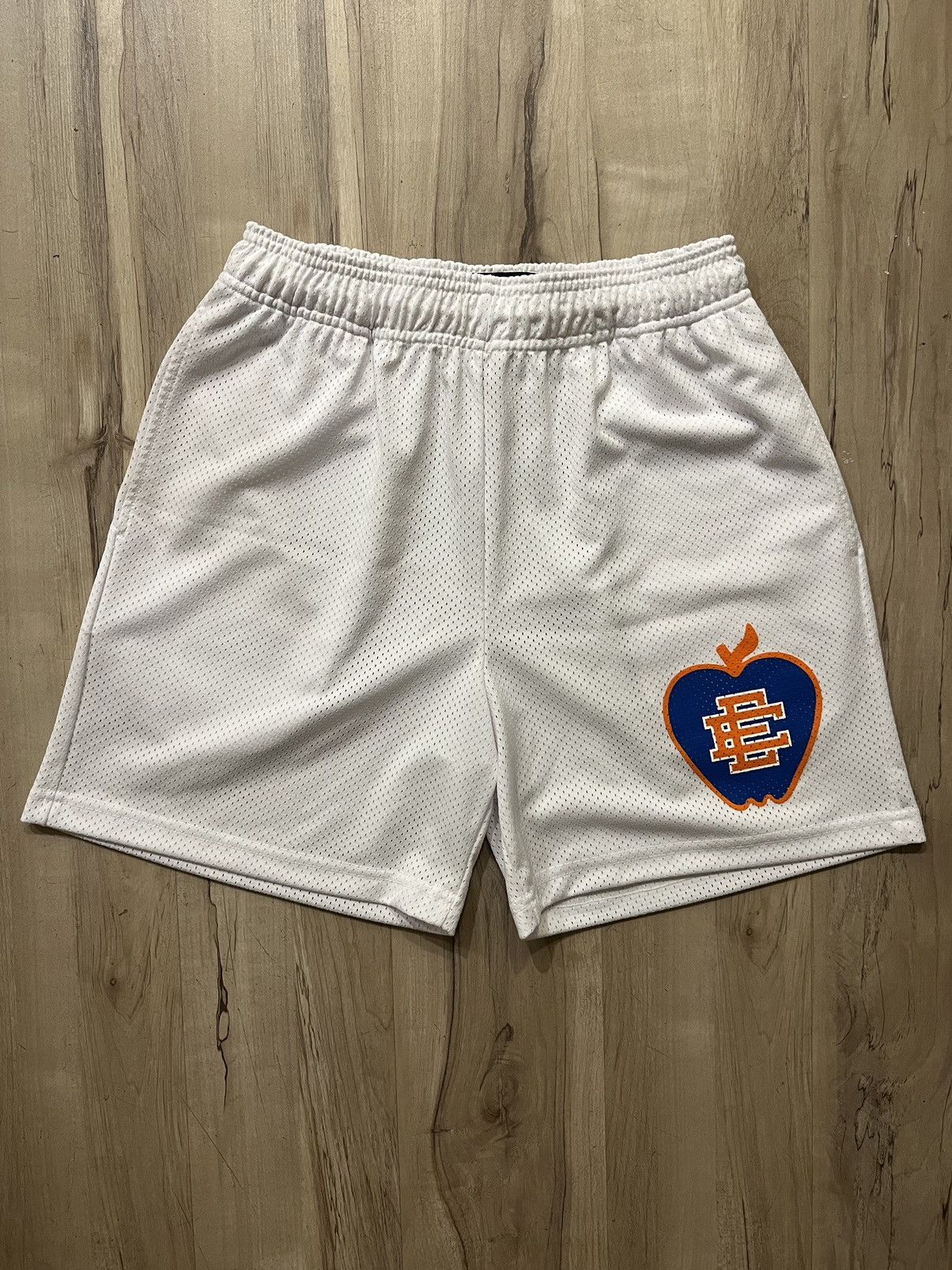 Eric Emanuel Eric Emanuel White w blue apple mesh shorts medium Size US 30 / EU 46 - 1 Thumbnail
