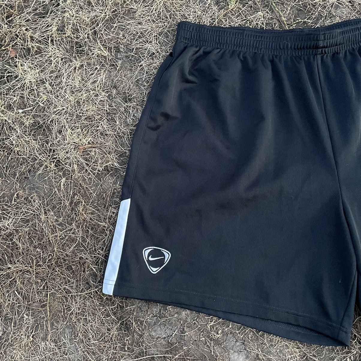 Vintage Vintage Nike Y2K Swoosh Shorts Streetwear Skate Bleached 36 Size US 36 / EU 52 - 2 Thumbnail