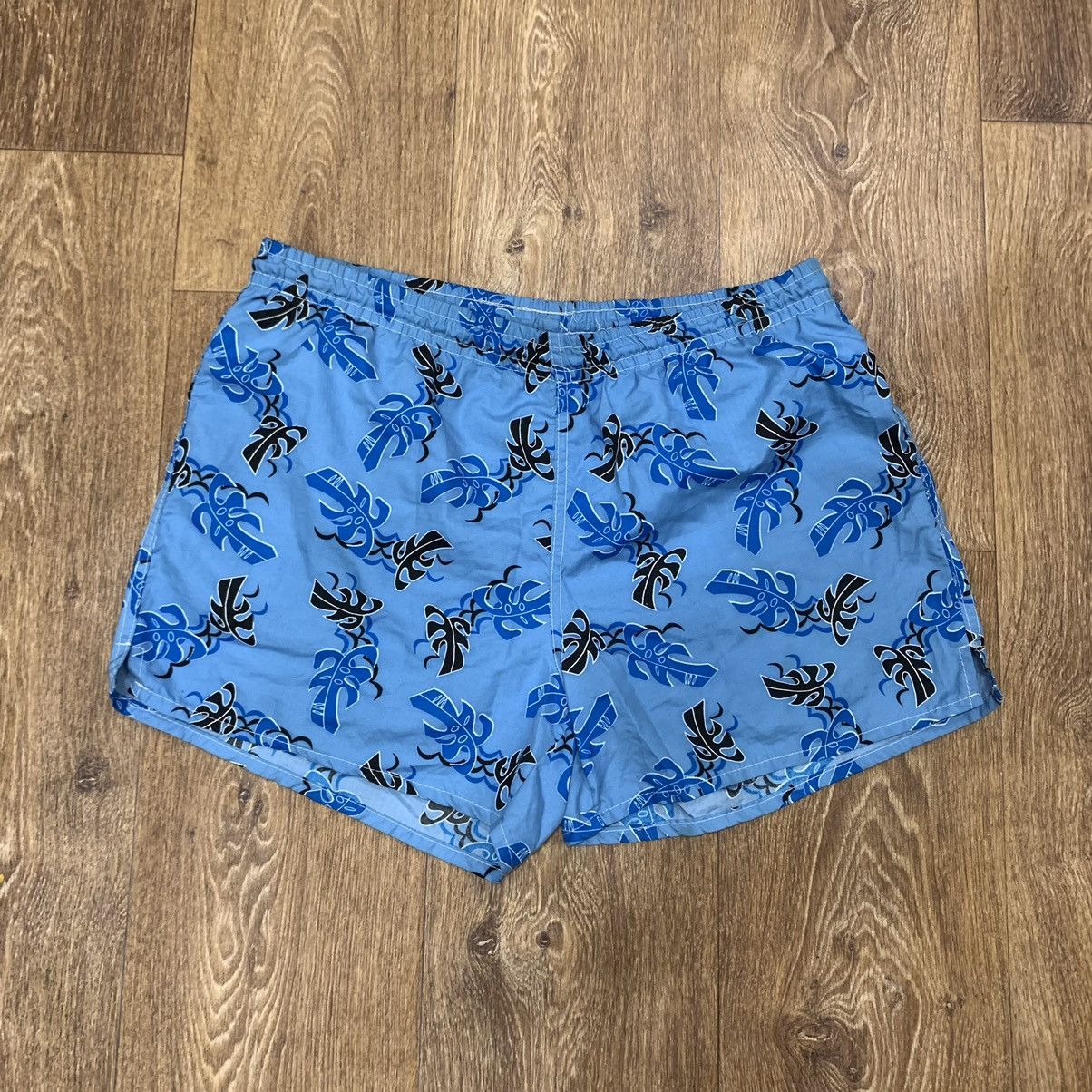 Vintage Vintage 90s All Over Print Shorts Tropical Streetwear 32 Size US 32 / EU 48 - 1 Thumbnail