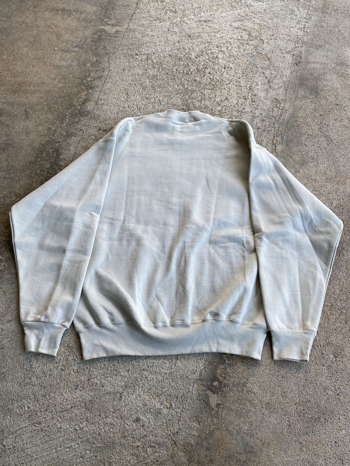 Disney × Vintage Vintage 90’s Minnie Mouse Patch Cream Sweatshirt Size US L / EU 52-54 / 3 - 9 Thumbnail