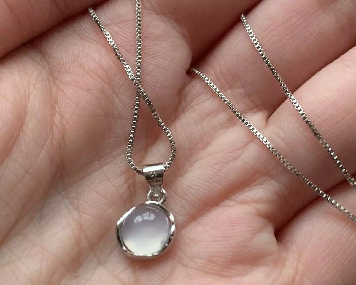Jewelry Luxury Small White Round Moonstone Pendant Necklace Size ONE SIZE - 2 Thumbnail