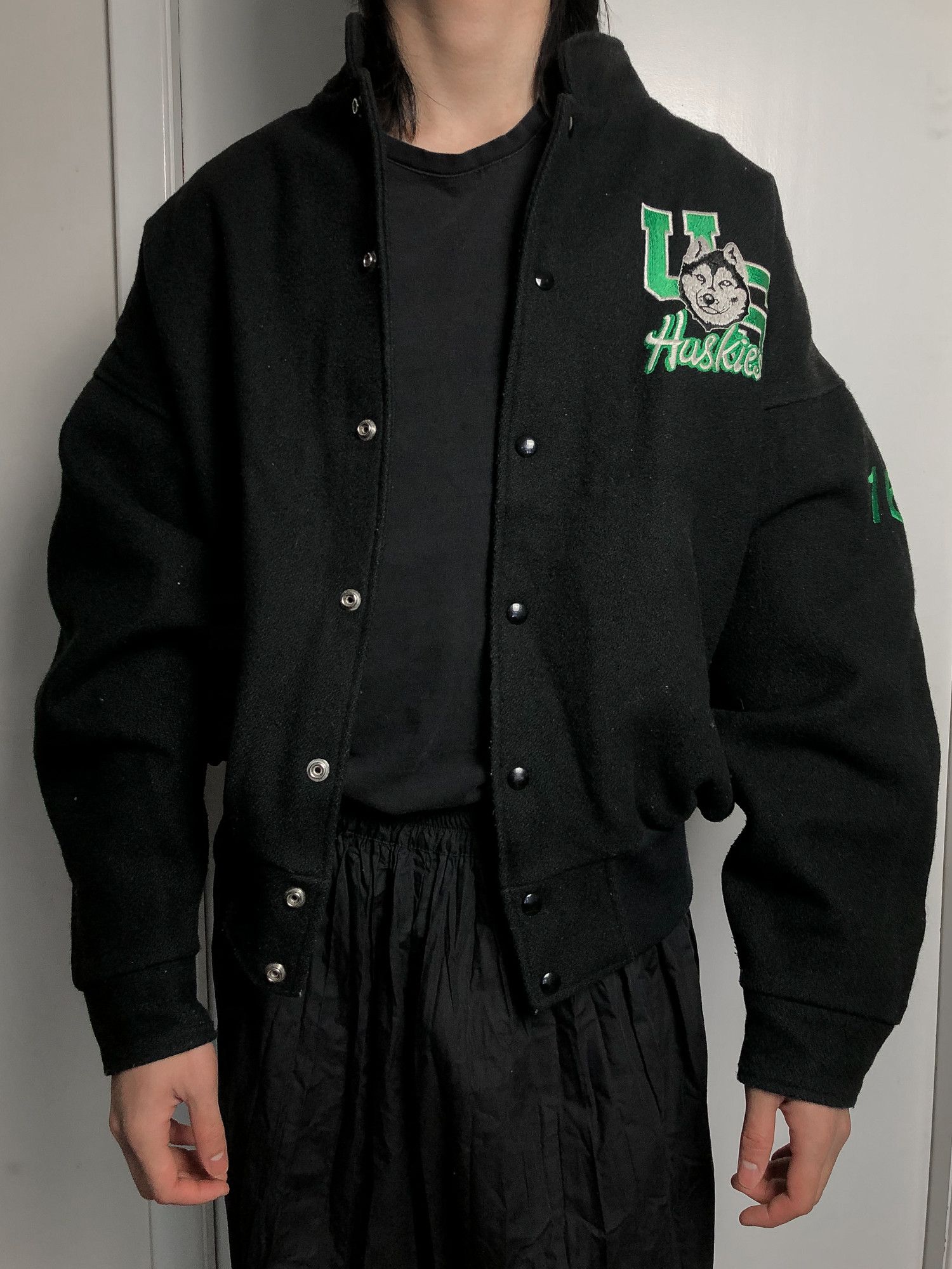 Vintage Vintage 90s Boxy Black 'U of S Huskies' Varsity Jacket Size US L / EU 52-54 / 3 - 1 Thumbnail