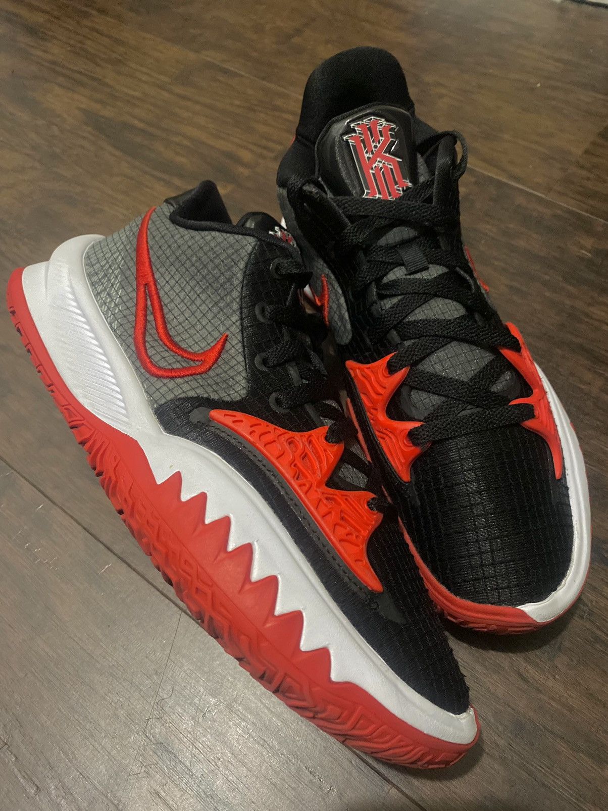 Nike Kyrie Low Red White size basketball shoes