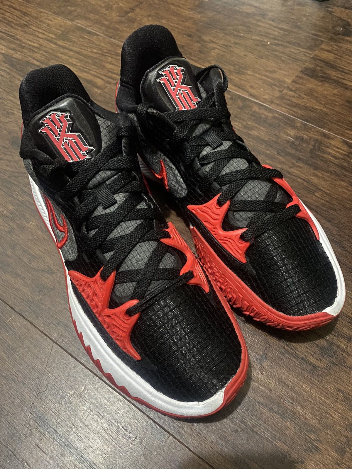 Nike Kyrie Low Red White size basketball shoes