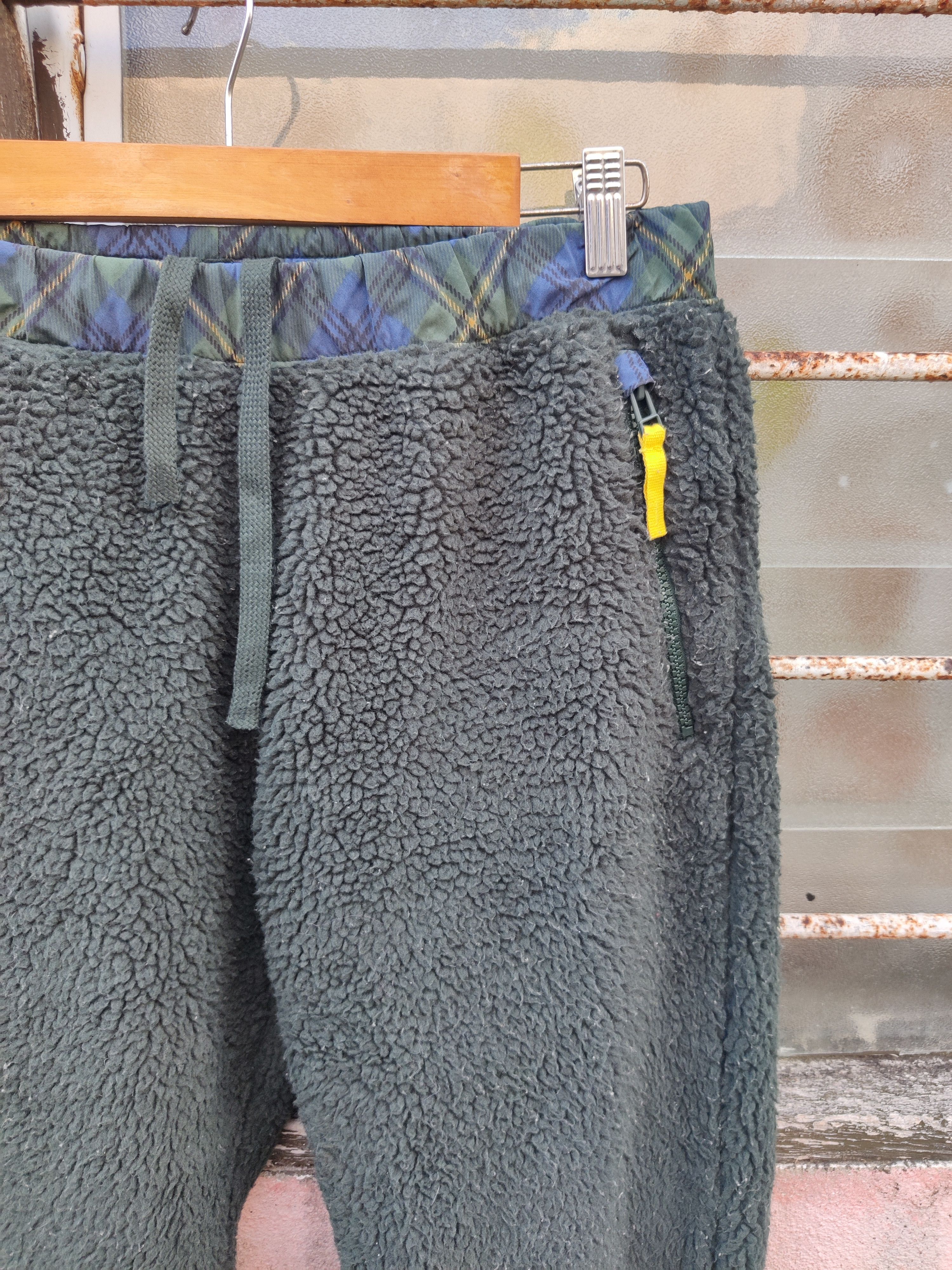 Japanese Brand Vintage JW Anderson x Uniqlo Winter Fleece Pants Size US 30 / EU 46 - 2 Thumbnail