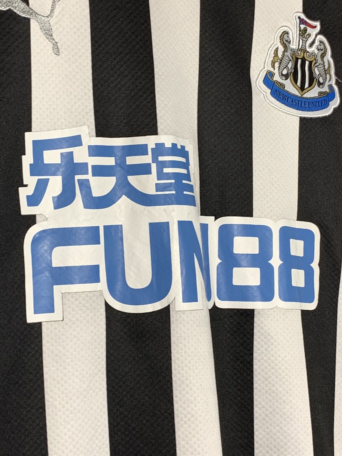 Puma Puma Newcastle United 2017/18 Y2k Streetwear Football Shirt Size US S / EU 44-46 / 1 - 6 Thumbnail