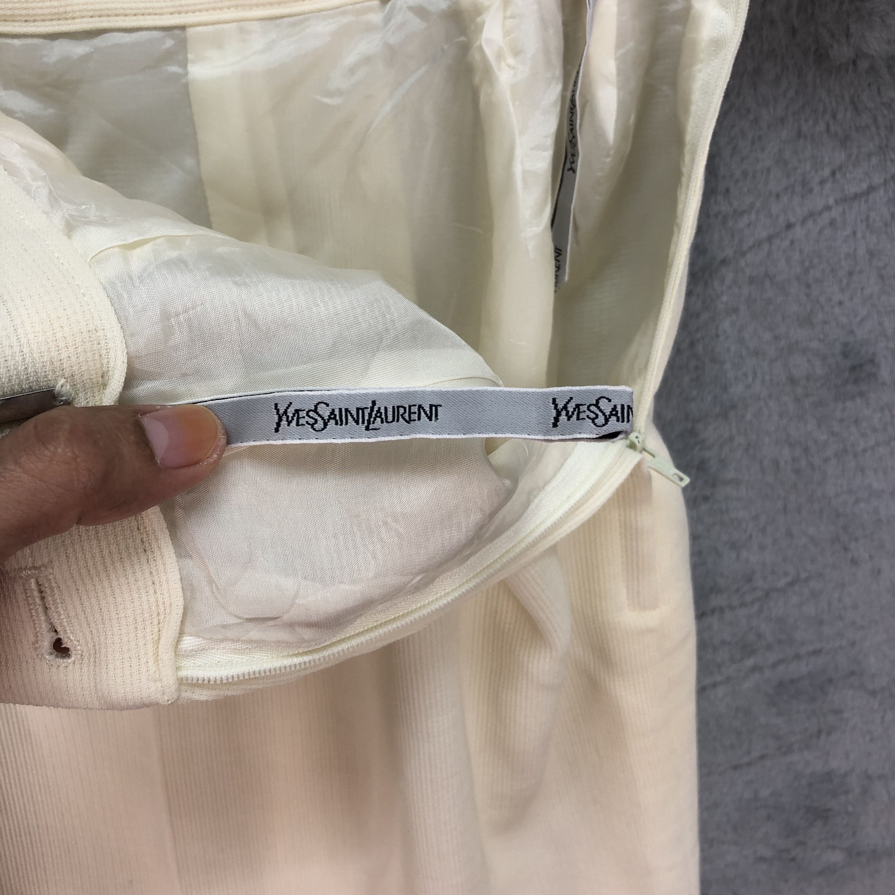 Yves Saint Laurent VINTAGE YVES SAINT LAURENT SKIRT #4809-171 Size 26" / US 2 / IT 38 - 7 Thumbnail