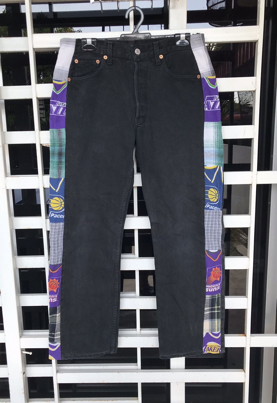Levi's Vintage Clothing × NBA Vtg Levi’s 501 Super Black Custom Denim L.A Lakes Size 30 Size US 30 / EU 46 - 3 Thumbnail