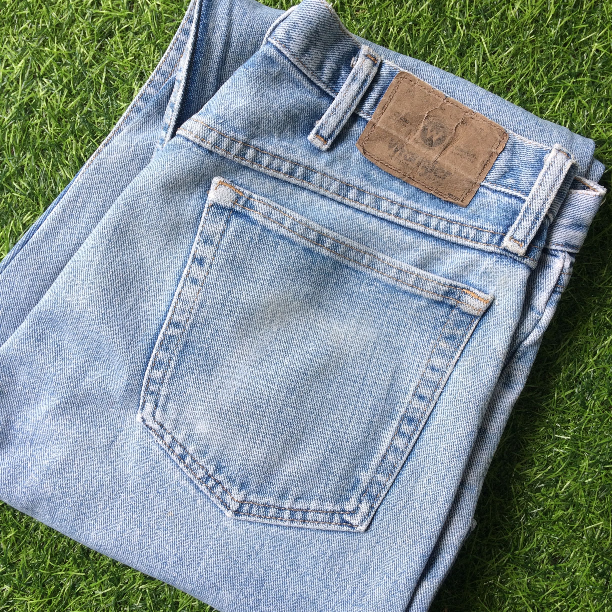 Vintage Vintage Light Wash Distressed Jeans #B-460 Size US 33 - 8 Thumbnail