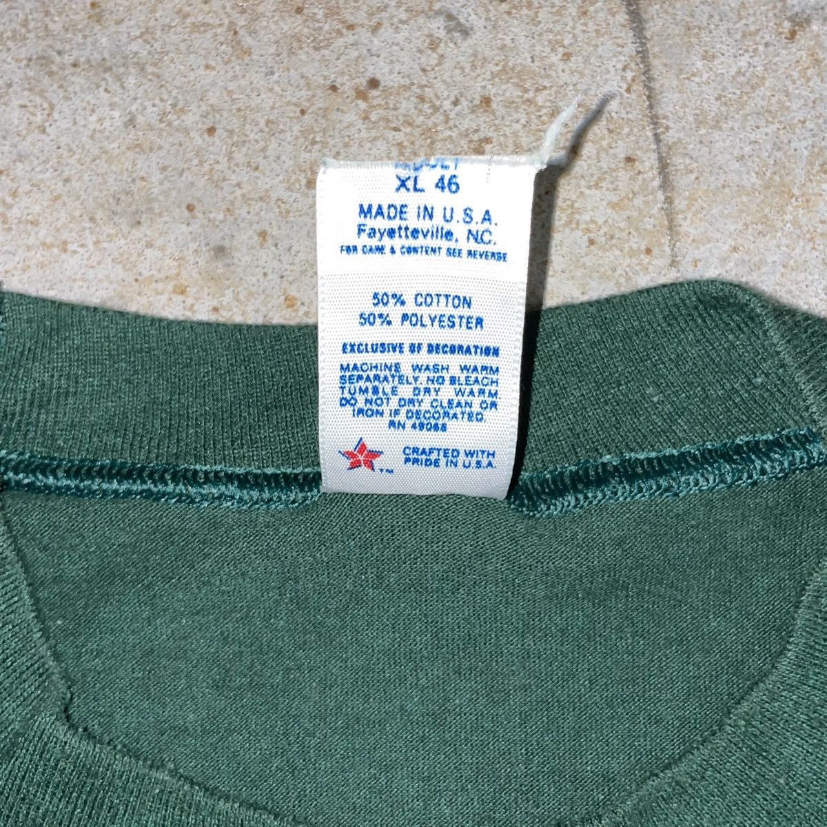 Japanese Brand × Vintage Crazy Vintage 90s Humor Funny Quote Irony Be Happy Green Tee Size US L / EU 52-54 / 3 - 4 Thumbnail