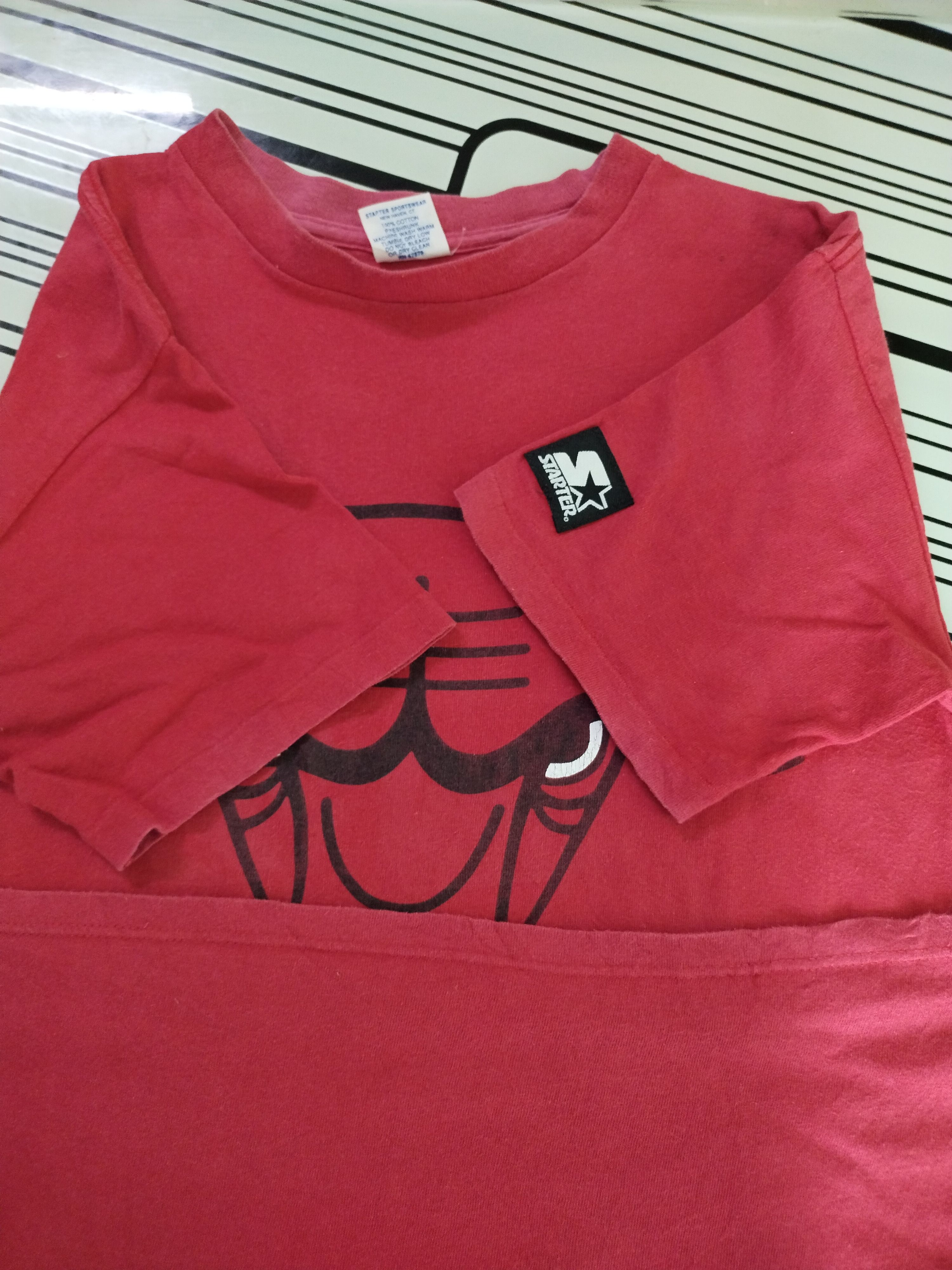 NBA THRASHED VINTAGE CHICAGO BULLS STARTER RED TEE Size US S / EU 44-46 / 1 - 11 Thumbnail