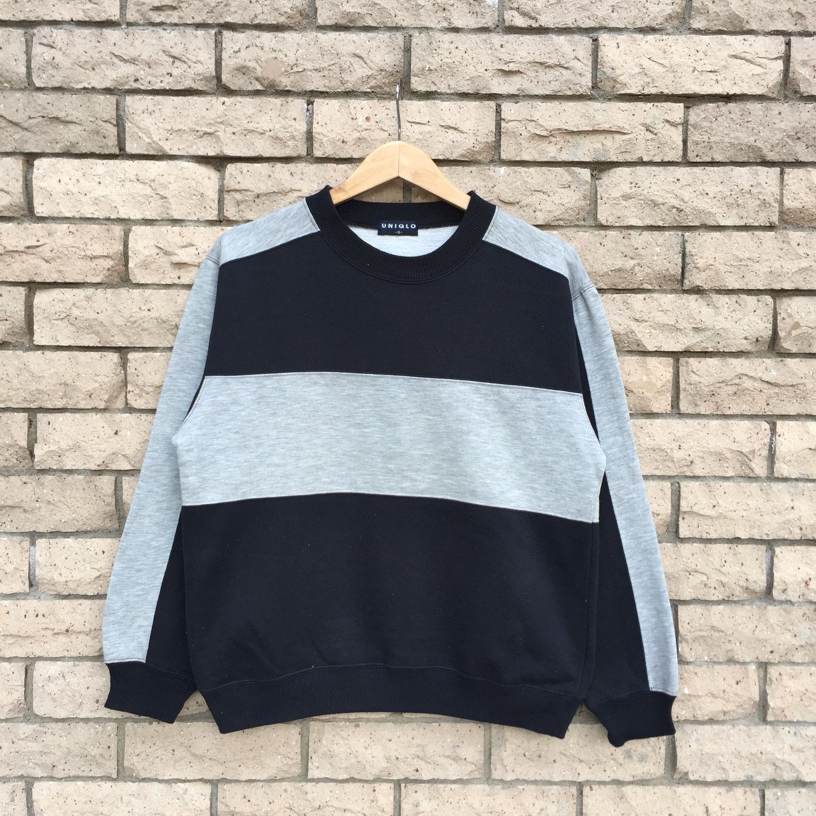 UNIQLO sweatshirt colour block black and grey..