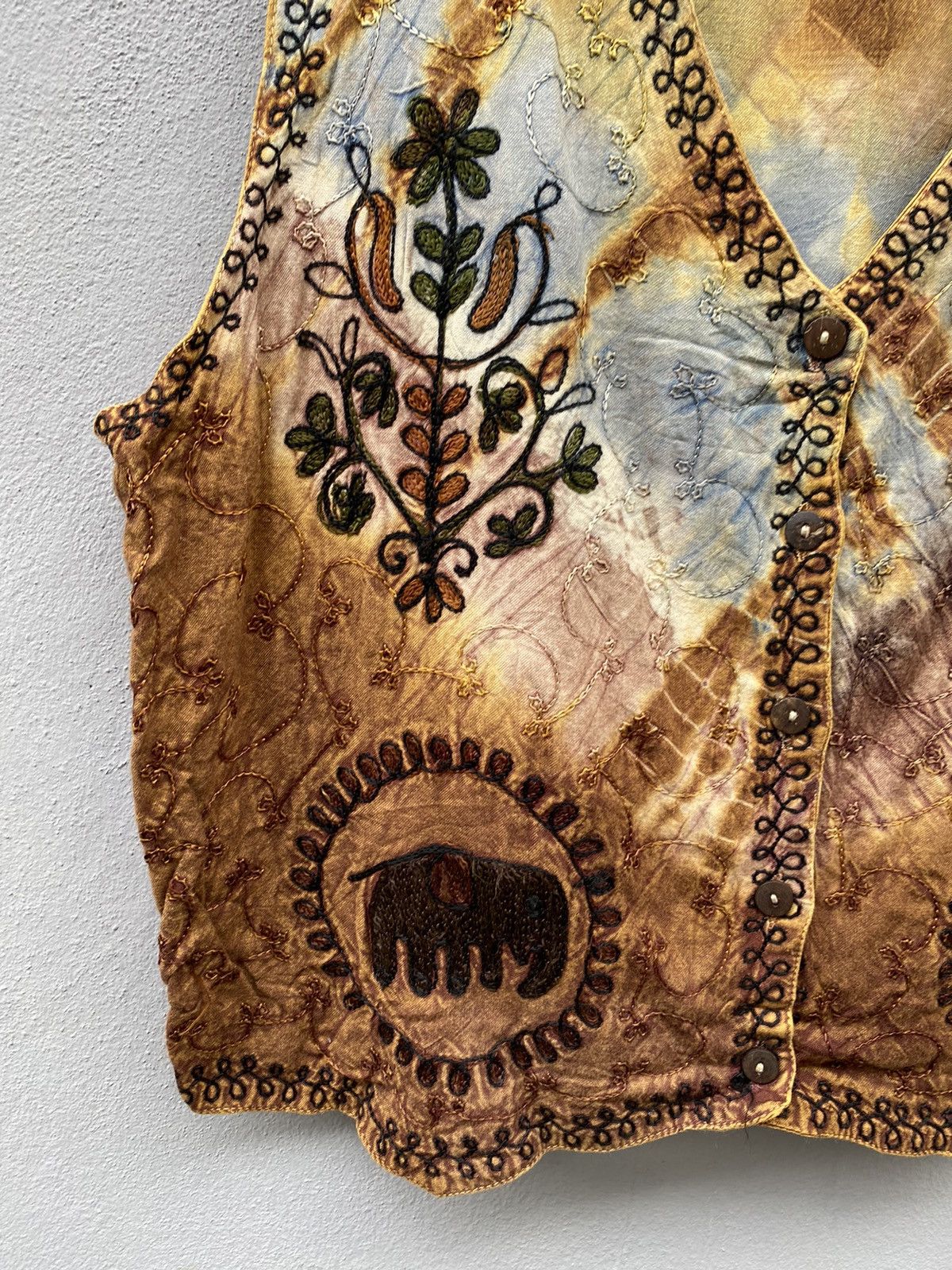 Vintage vintage rare embroidery vest 100% rayon motive to elephant Size US L / EU 52-54 / 3 - 5 Thumbnail