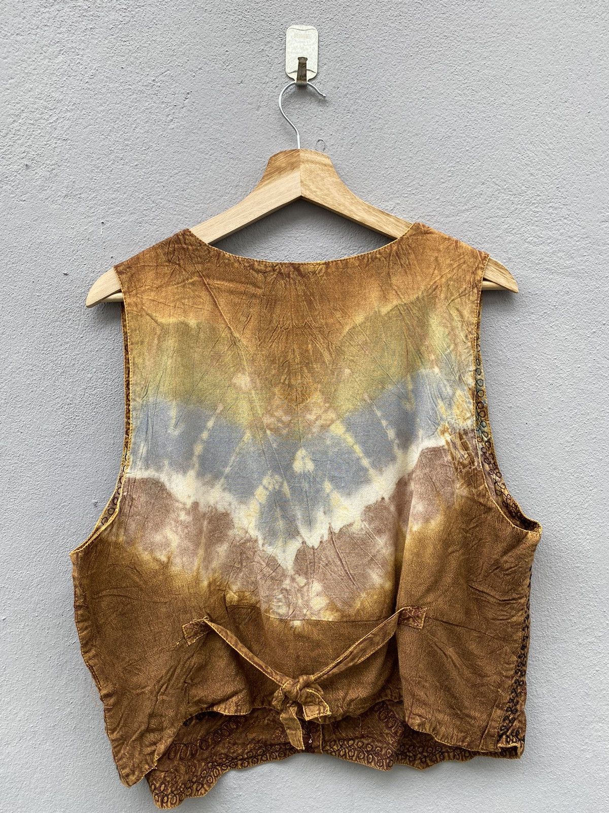 Vintage vintage rare embroidery vest 100% rayon motive to elephant Size US L / EU 52-54 / 3 - 6 Thumbnail
