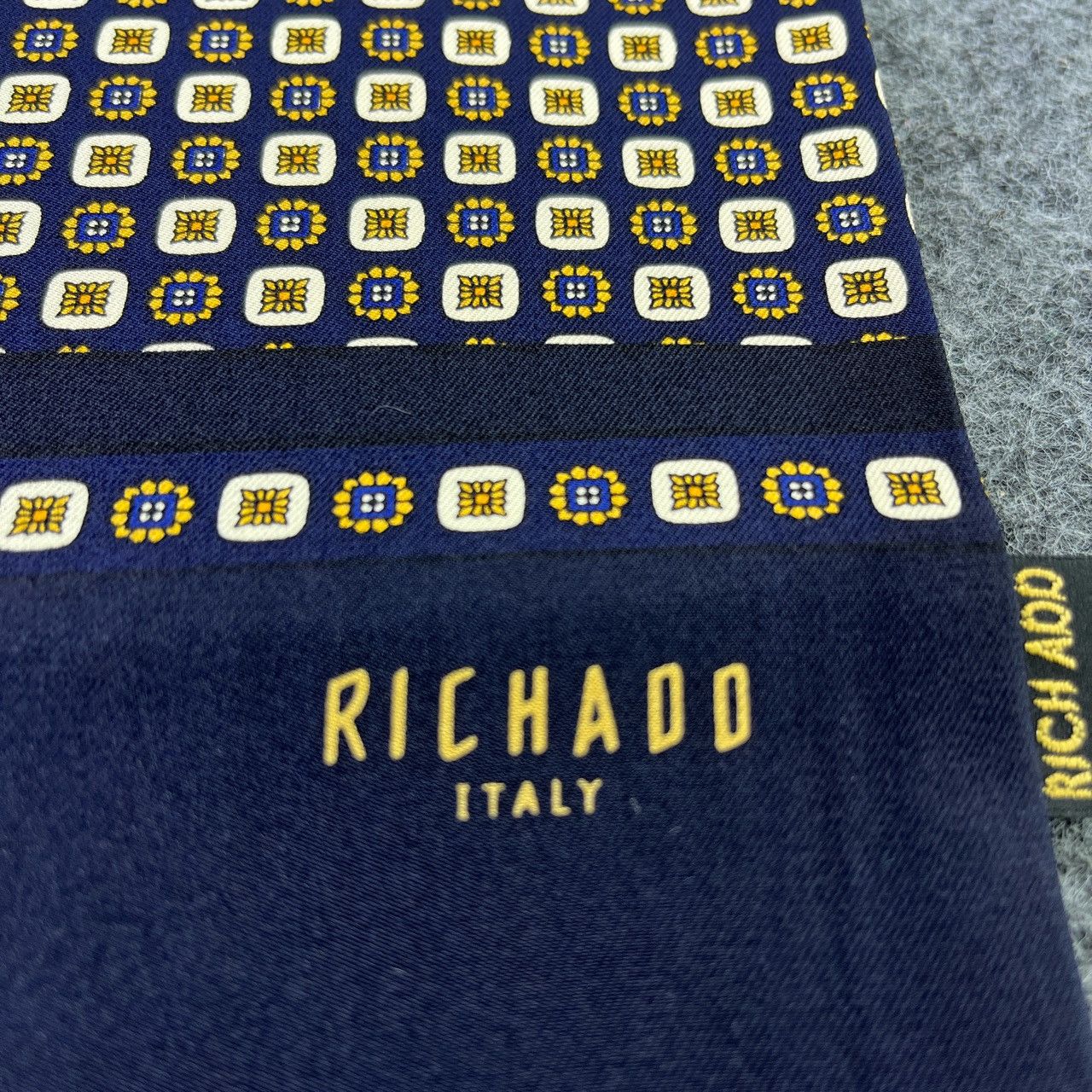 Vintage RICHADO ITALY SILK SCARVES / MUFFLER / NECKWEAR T548 Size ONE SIZE - 7 Thumbnail