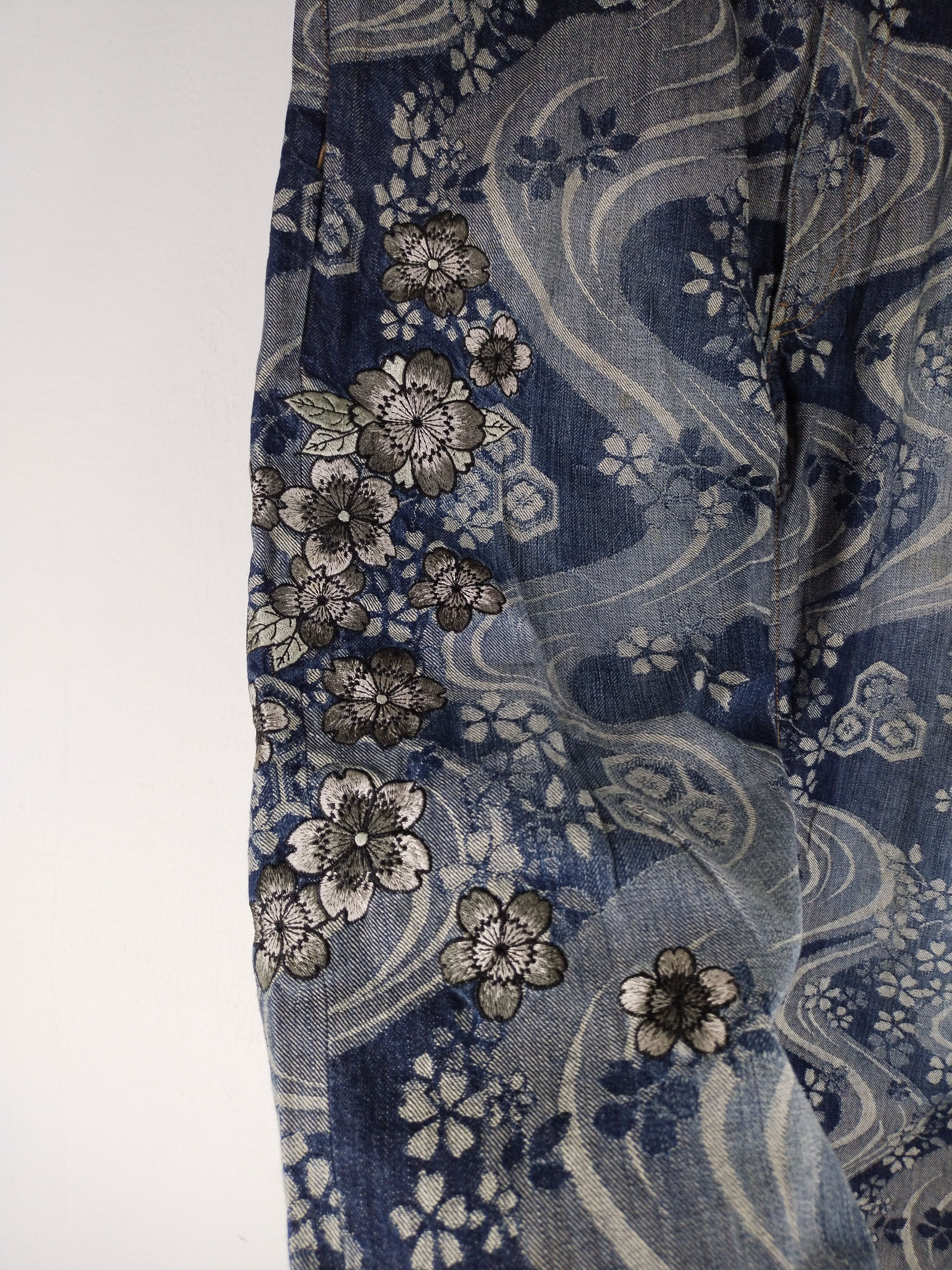 Japanese Brand BLUE FLORAL PRINT JEANS UNISEX Size 42" / US 20 - 3 Thumbnail