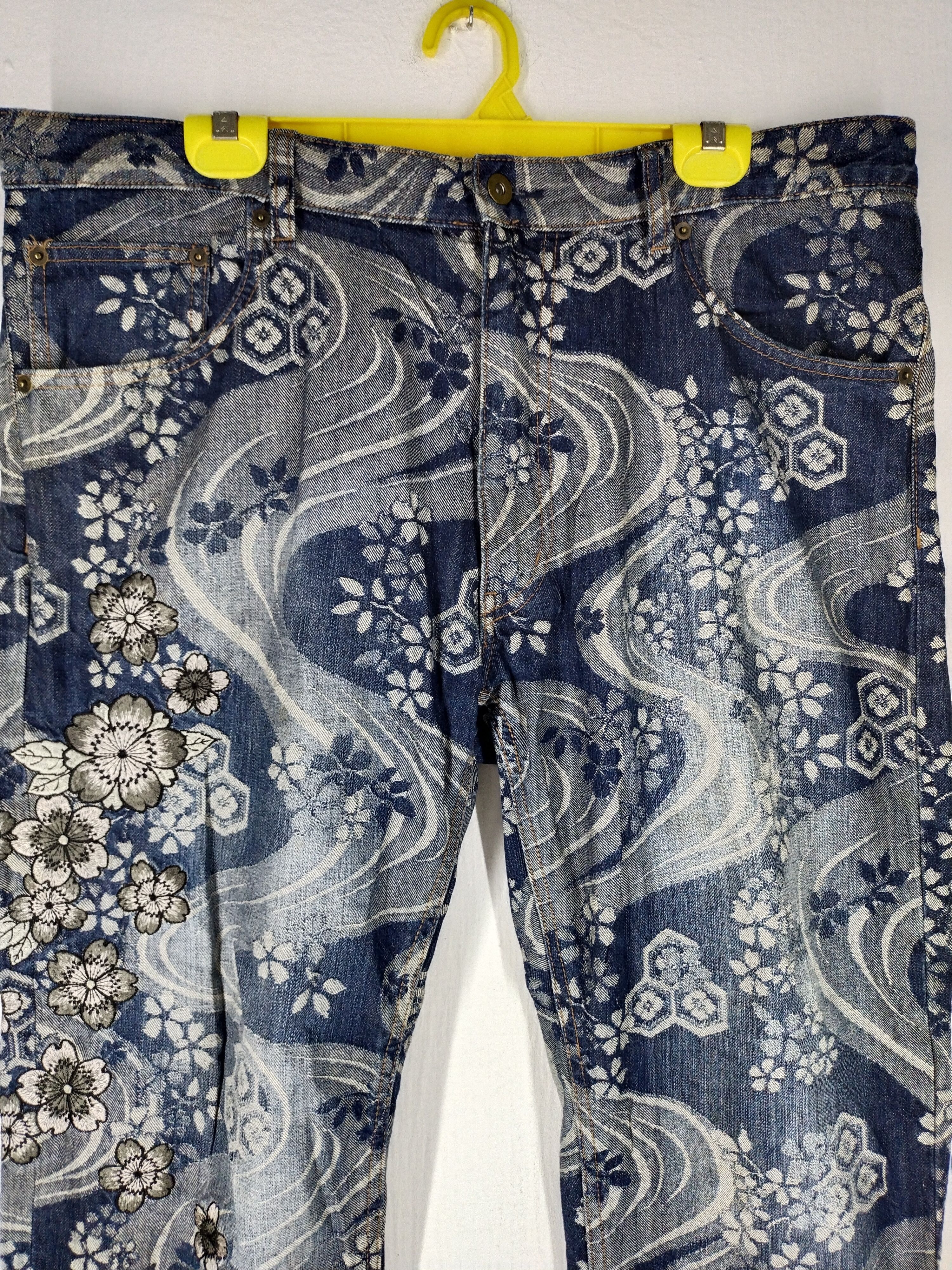 Japanese Brand BLUE FLORAL PRINT JEANS UNISEX Size 42" / US 20 - 2 Thumbnail