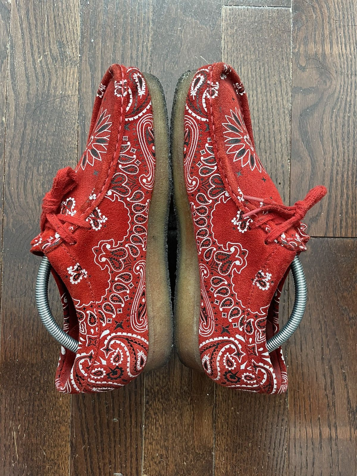 Clarks × Supreme Supreme Clarks Wallabees Low Paisley Bandana Red Size US 9 / EU 42 - 4 Thumbnail