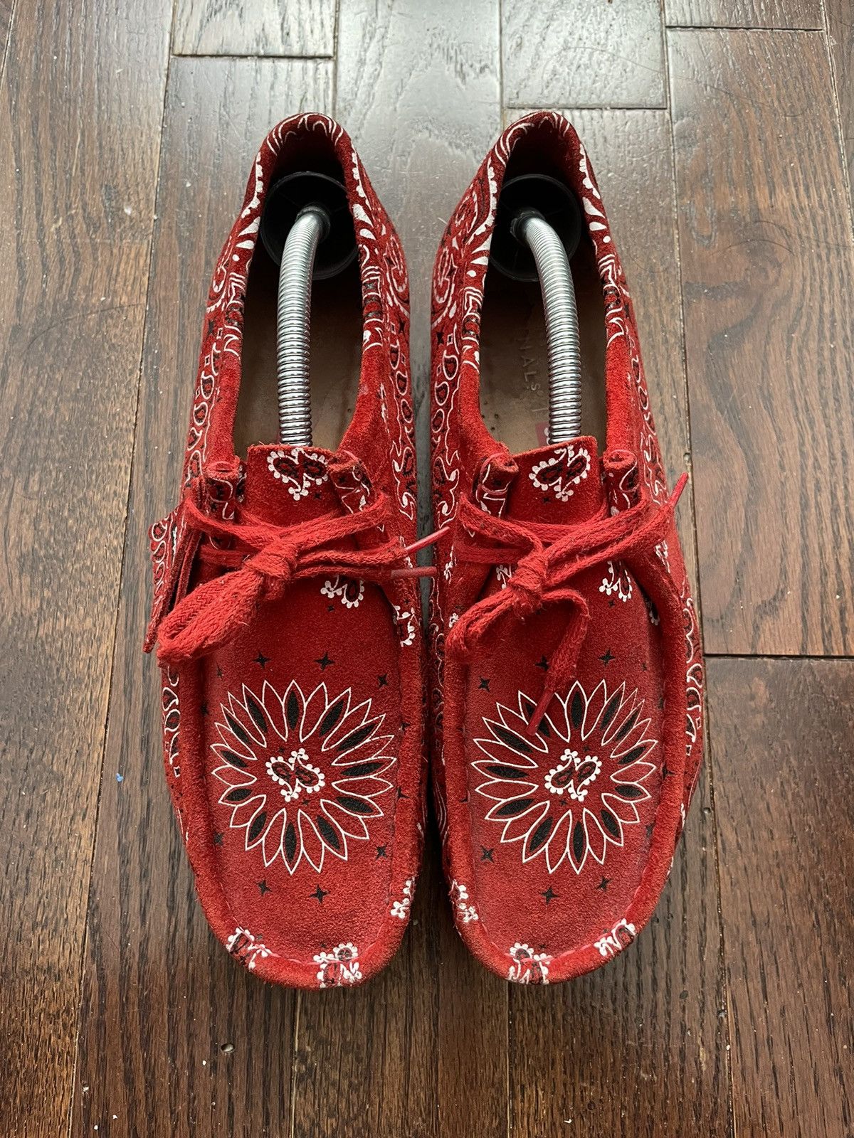 Clarks × Supreme Supreme Clarks Wallabees Low Paisley Bandana Red Size US 9 / EU 42 - 2 Thumbnail