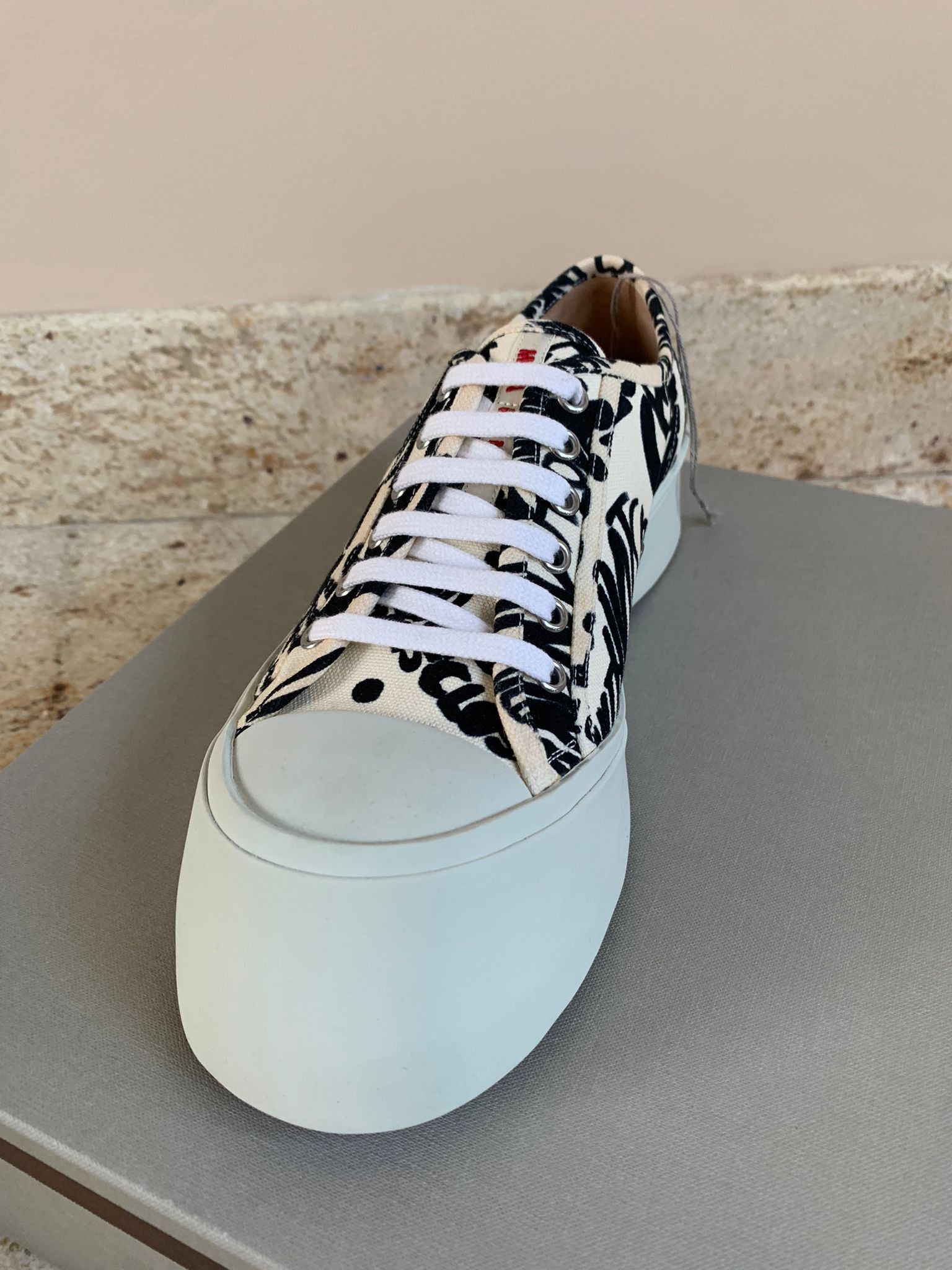 Marni Low Top Sneakers in White / Black Size US 8 / EU 41 - 12 Thumbnail