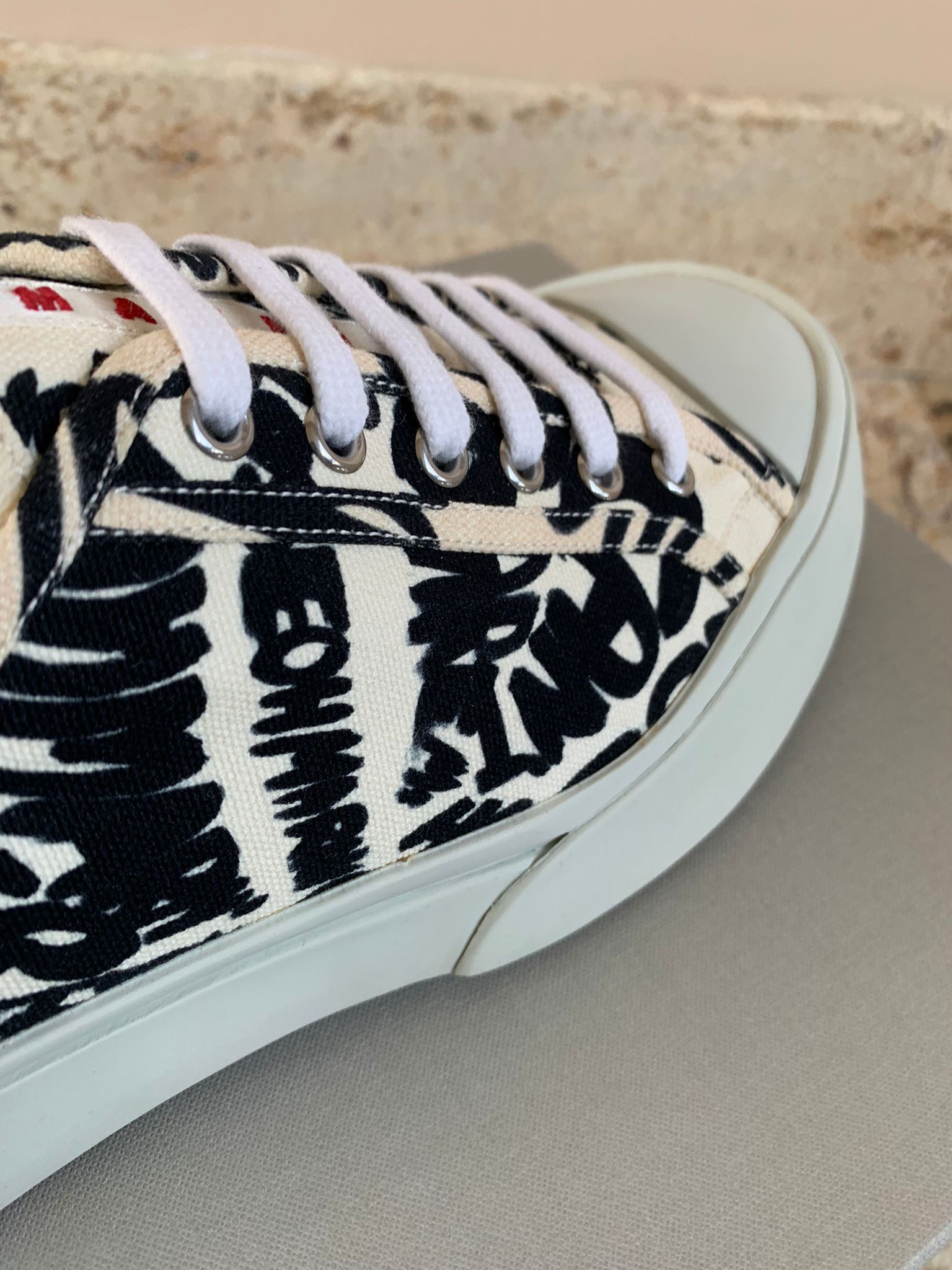 Marni Low Top Sneakers in White / Black Size US 8 / EU 41 - 9 Thumbnail