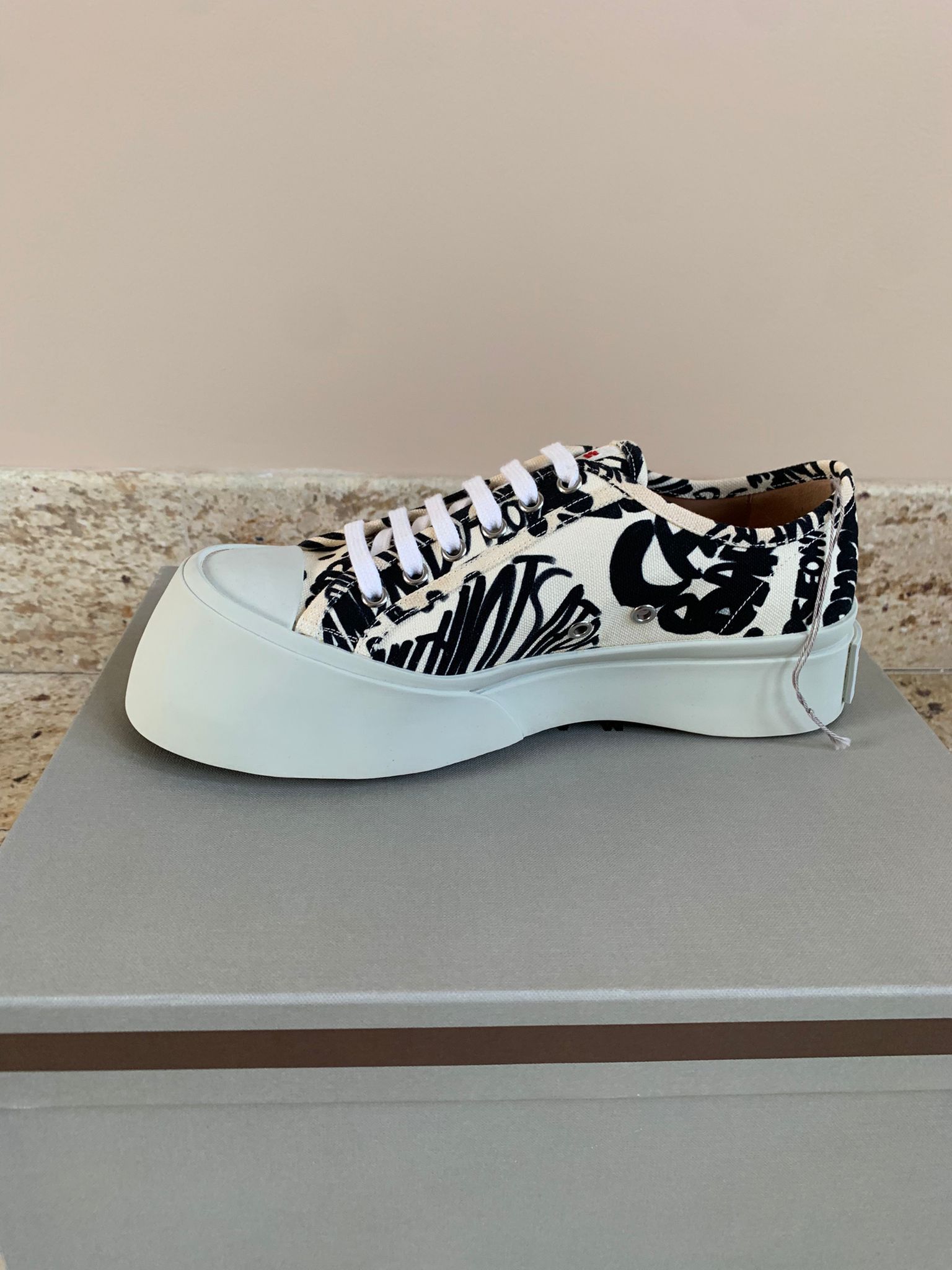 Marni Low Top Sneakers in White / Black Size US 8 / EU 41 - 10 Thumbnail
