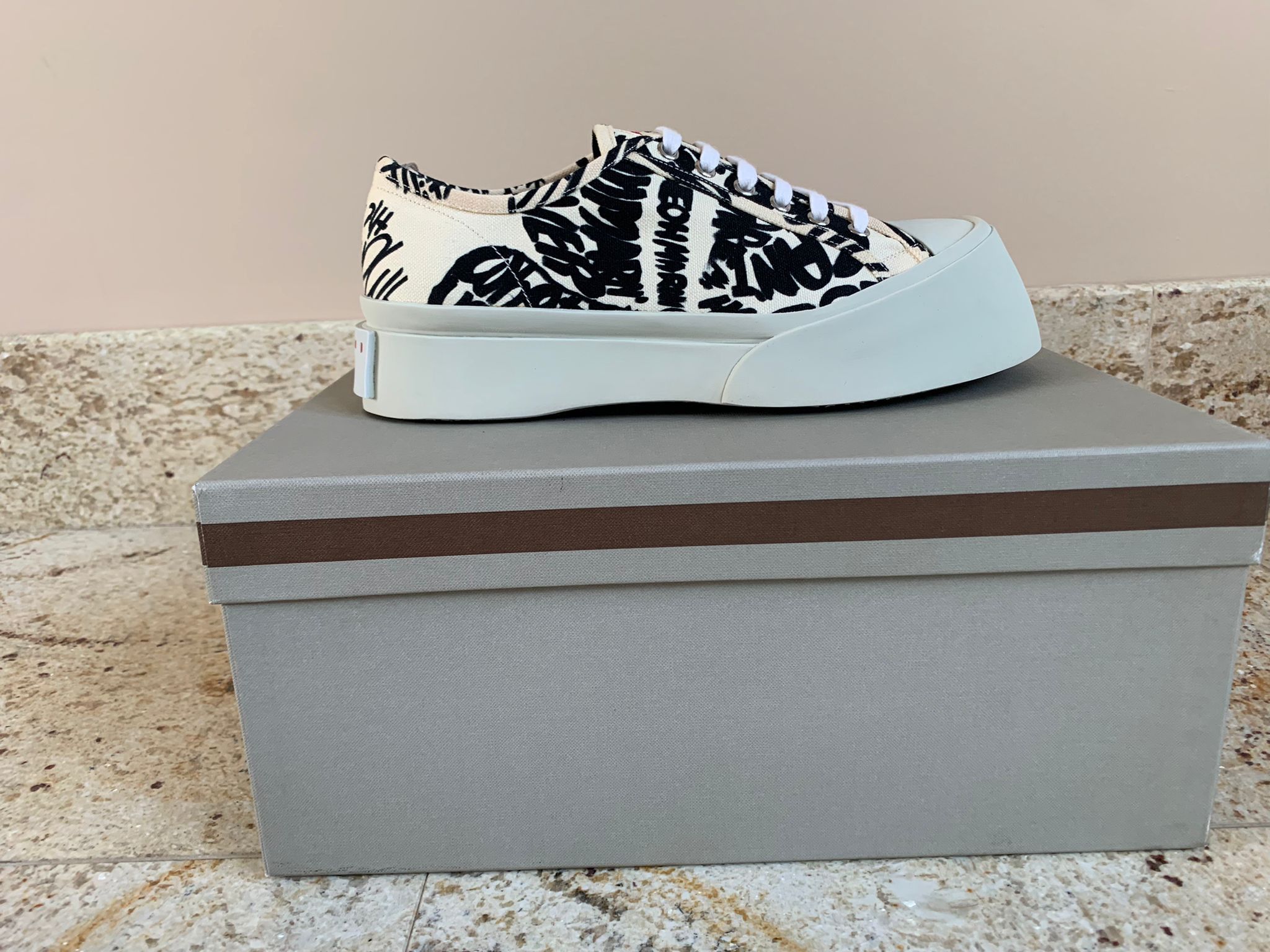 Marni Low Top Sneakers in White / Black Size US 8 / EU 41 - 2 Thumbnail