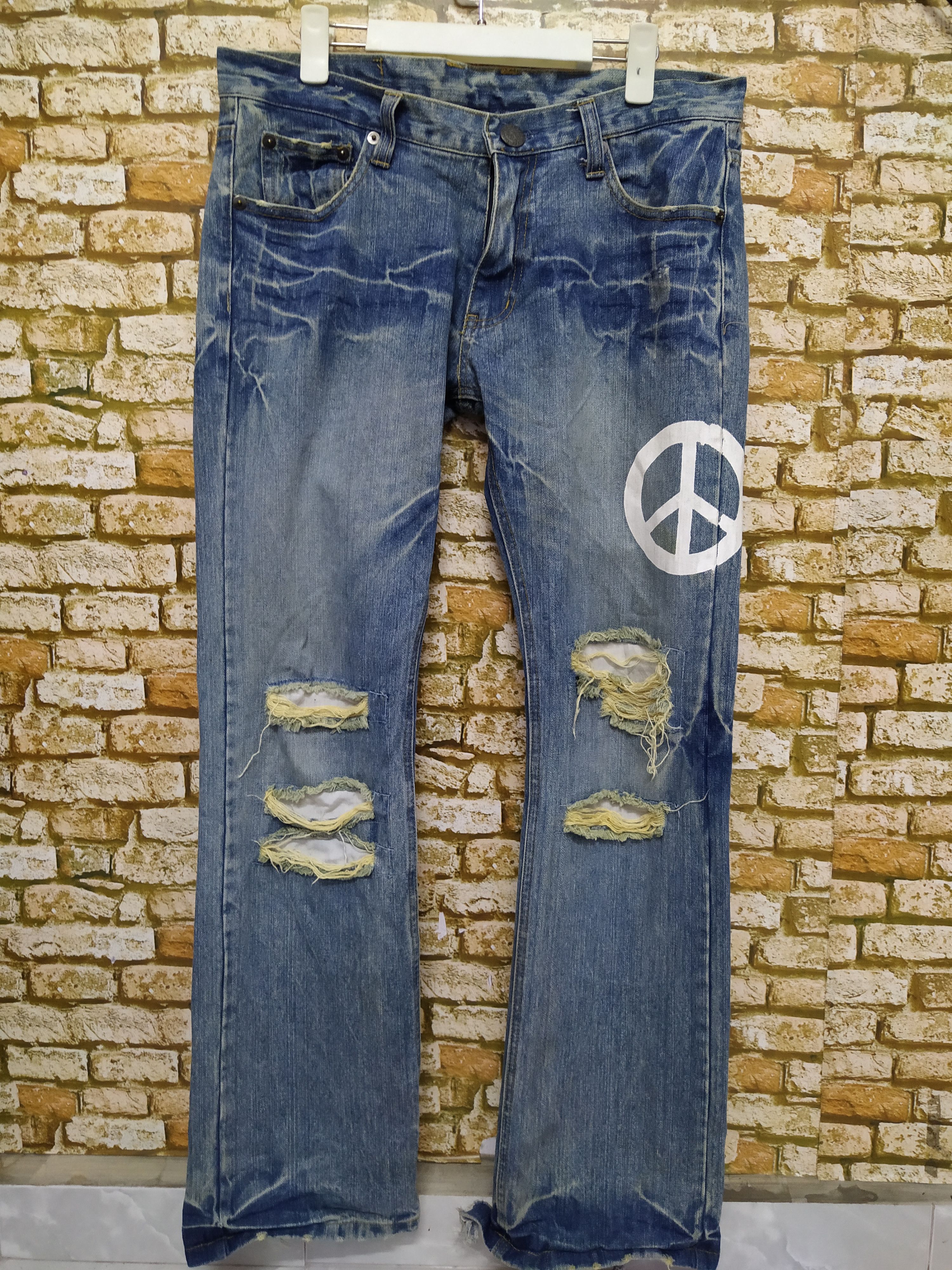 Japanese Brand LOMA PAINTED DISTRESSED DENIM JAPAN (B927) w35 Size US 35 - 1 Thumbnail