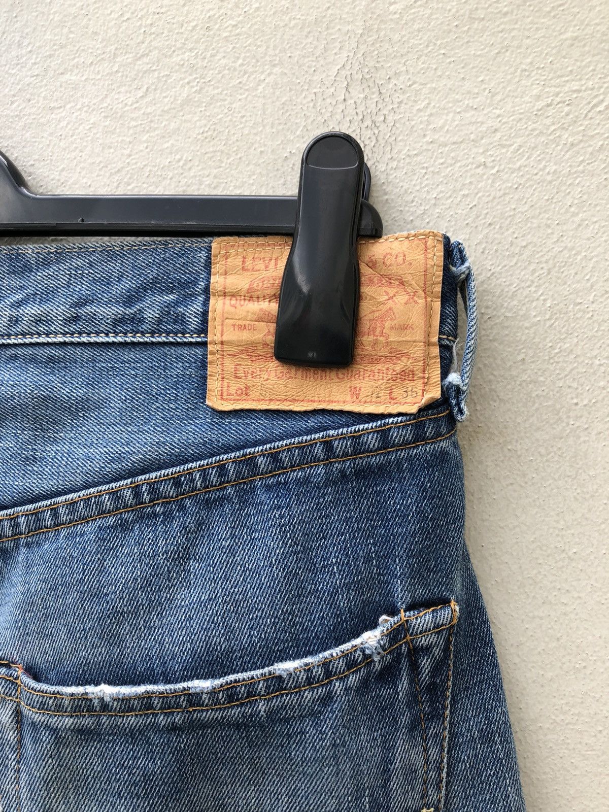 Levi's Vintage Clothing 2006 LVC Levi’s 501 XX E Distressed Selvedge Denim Jeans R1 Size US 31 - 15 Thumbnail