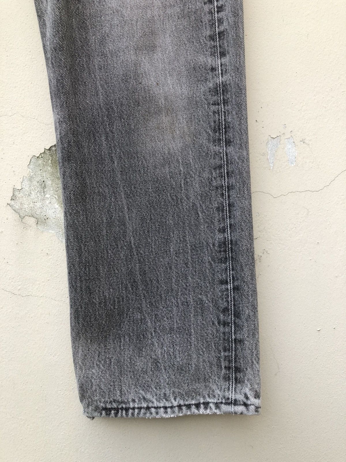 Levi's Vintage 90s Levi’s 501 Jeans Distressed Faded Black Denim Size US 32 / EU 48 - 13 Thumbnail