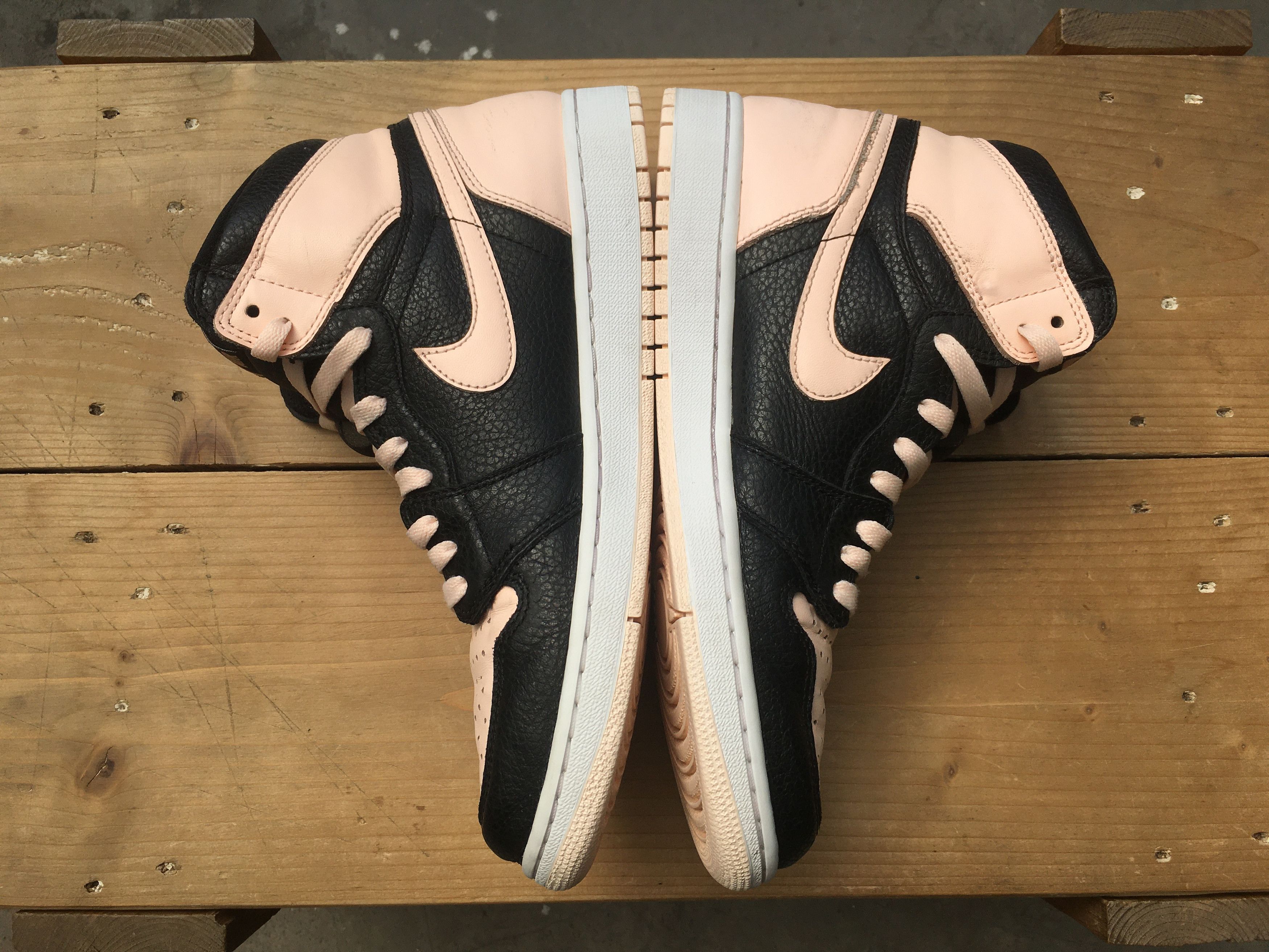 Jordan Brand × Nike 🔥 Nike Air Jordan 1 Retro High OG Crimson Tint Size US 10 / EU 43 - 22 Thumbnail