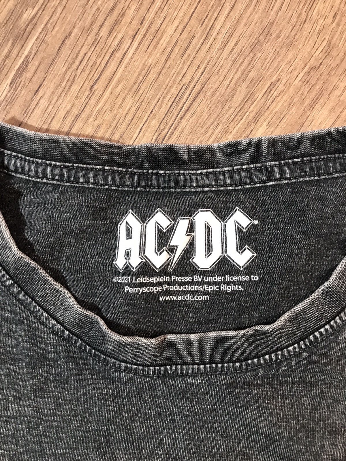 Band Tees ACDC lightning t shirt size M Size US M / EU 48-50 / 2 - 3 Thumbnail