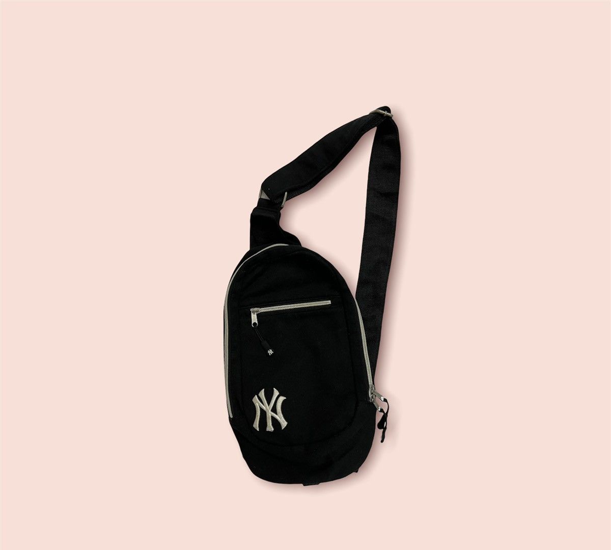 MLB × New York Yankees Y2k NY YANKEES BODYBAG MLB ORIGINAL MERCHANDISE Size ONE SIZE - 1 Thumbnail
